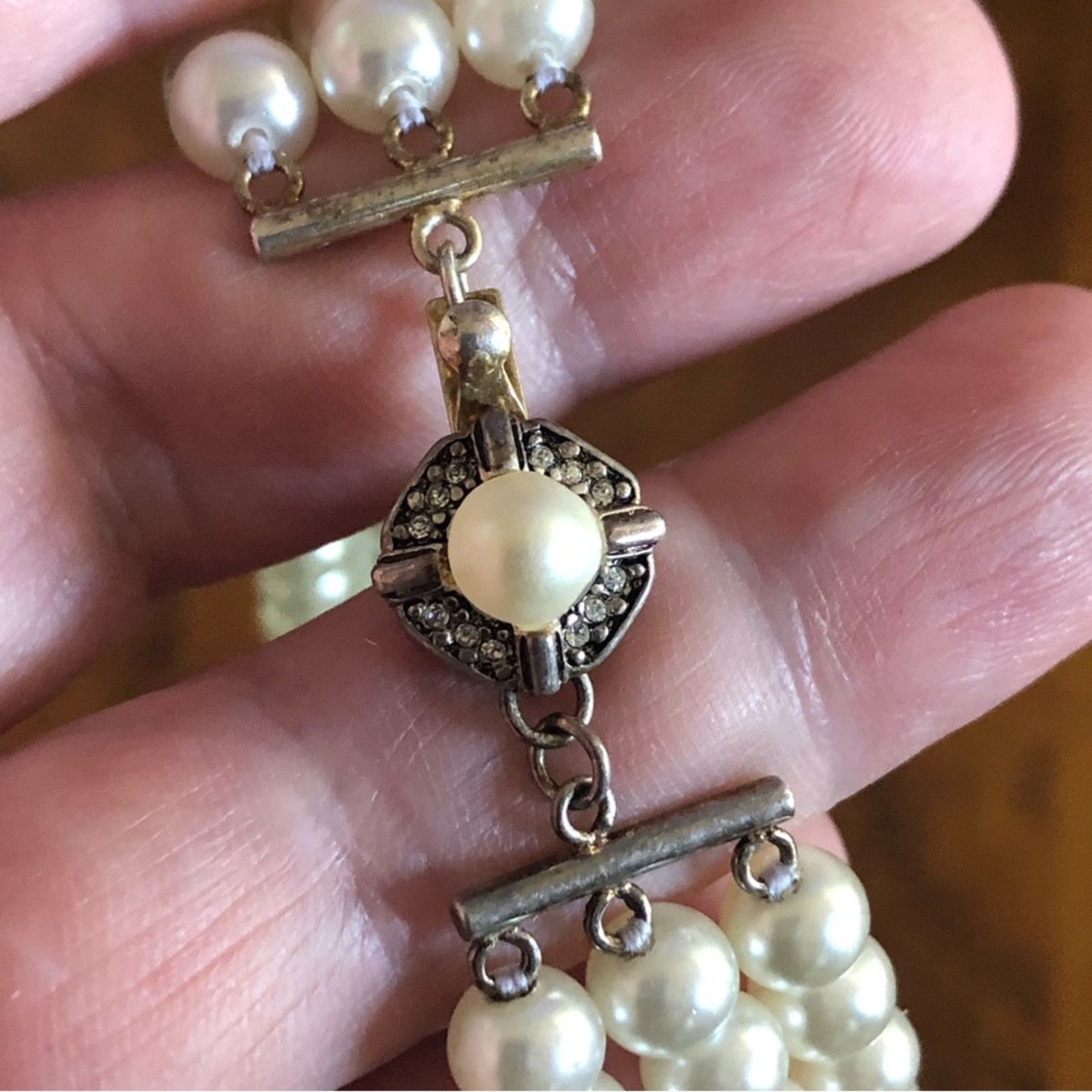 Vintage Vintage Feinberg triple strand white glass pearl necklace Size ONE SIZE - 10 Thumbnail