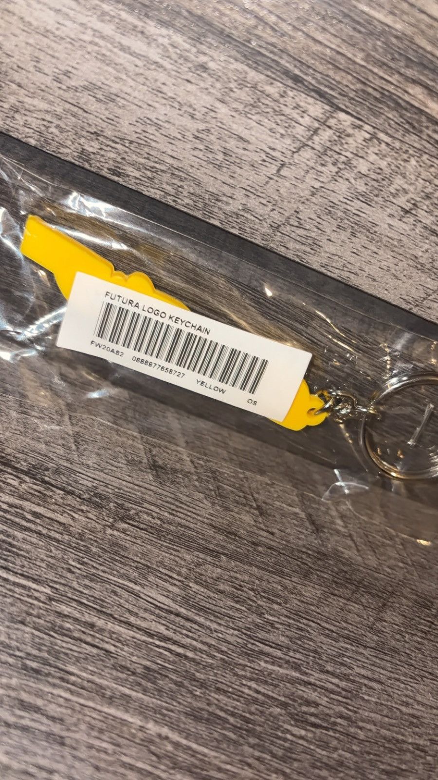 Futura × Supreme Supreme Futura Logo Keychain Yellow/Green Size ONE SIZE - 2 Thumbnail