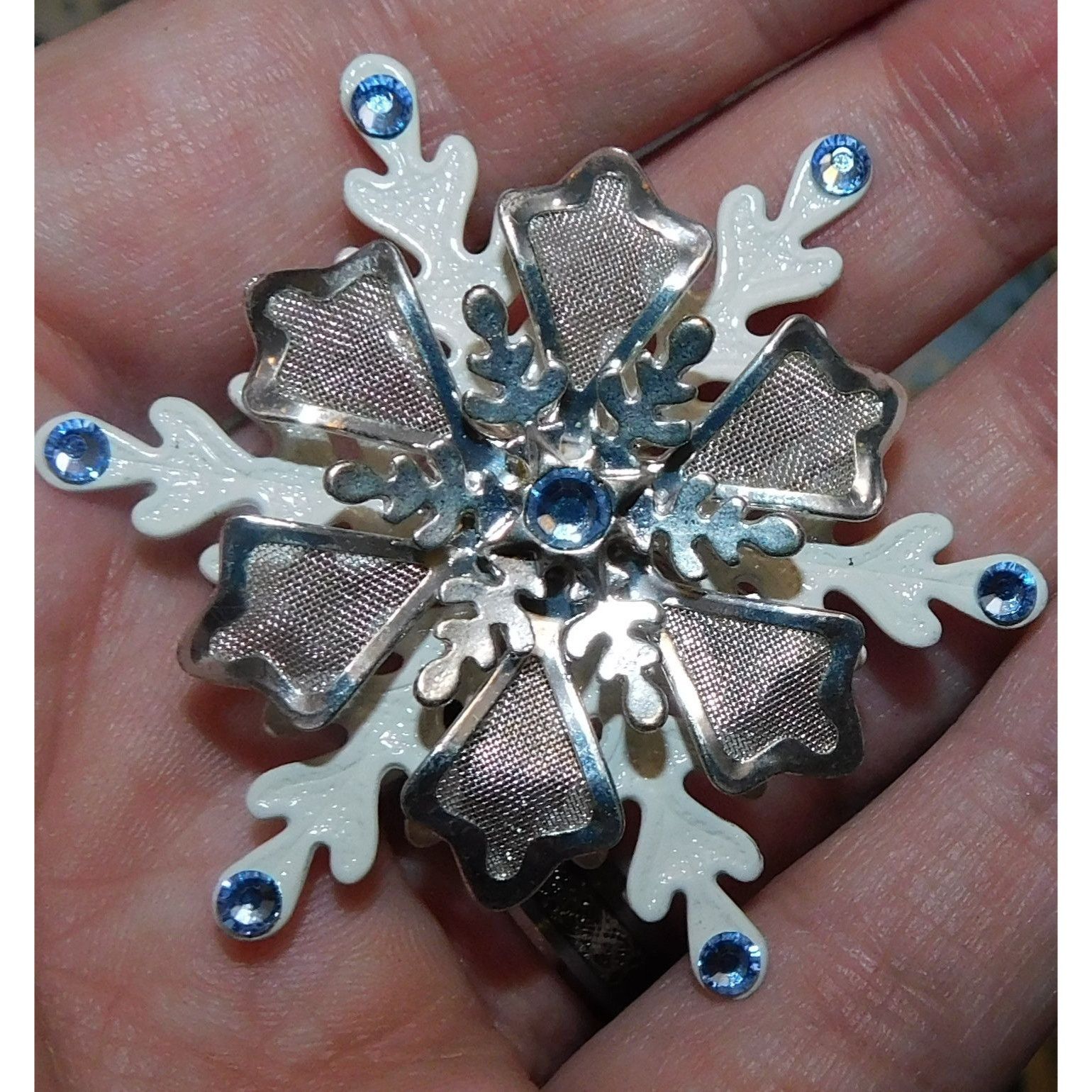 Other Vintage Winter Snowflake Brooch White And Silver Tone With B Size ONE SIZE - 1 Thumbnail