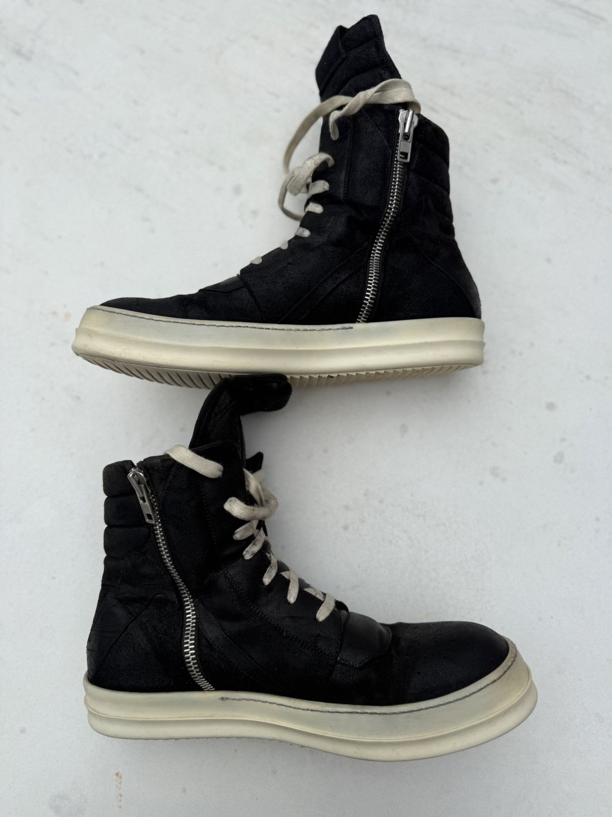 Straye Logan Puff - Black Suede