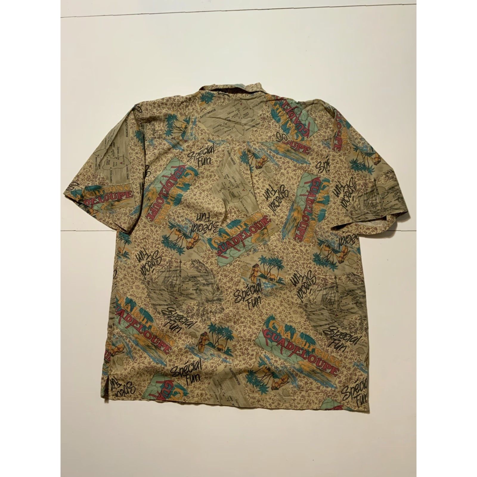 Vintage VINTAGE Imprints Guadeloupe Island Special Fun AOP Travel Camp Button Shirt Sz.M Size US M / EU 48-50 / 2 - 3 Thumbnail