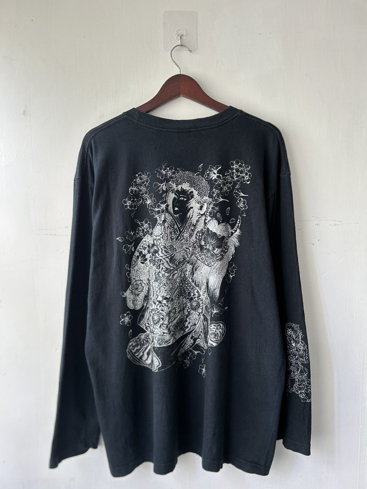 Japanese Brand Vintage Sukajan Karakuri ‘Geisha Koi’ Tee Size US XL / EU 56 / 4 - 1 Thumbnail