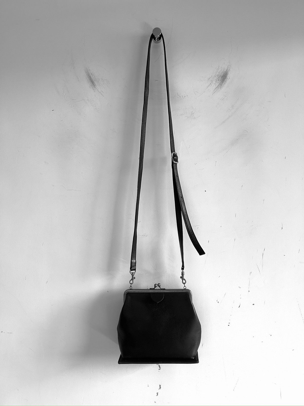 Yohji Yamamoto Y's Yohji Yamamoto MATTE SMOOTH LEATHER METAL CLASP POCHETTE Size ONE SIZE - 8 Thumbnail
