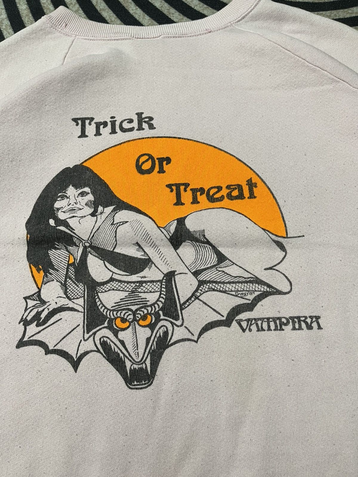 Fruit Of The Loom 90s SIN CITY VANS HALLO WALLO IN TRICK OR TREAT SWEATSHIRT Size US XL / EU 56 / 4 - 17 Thumbnail