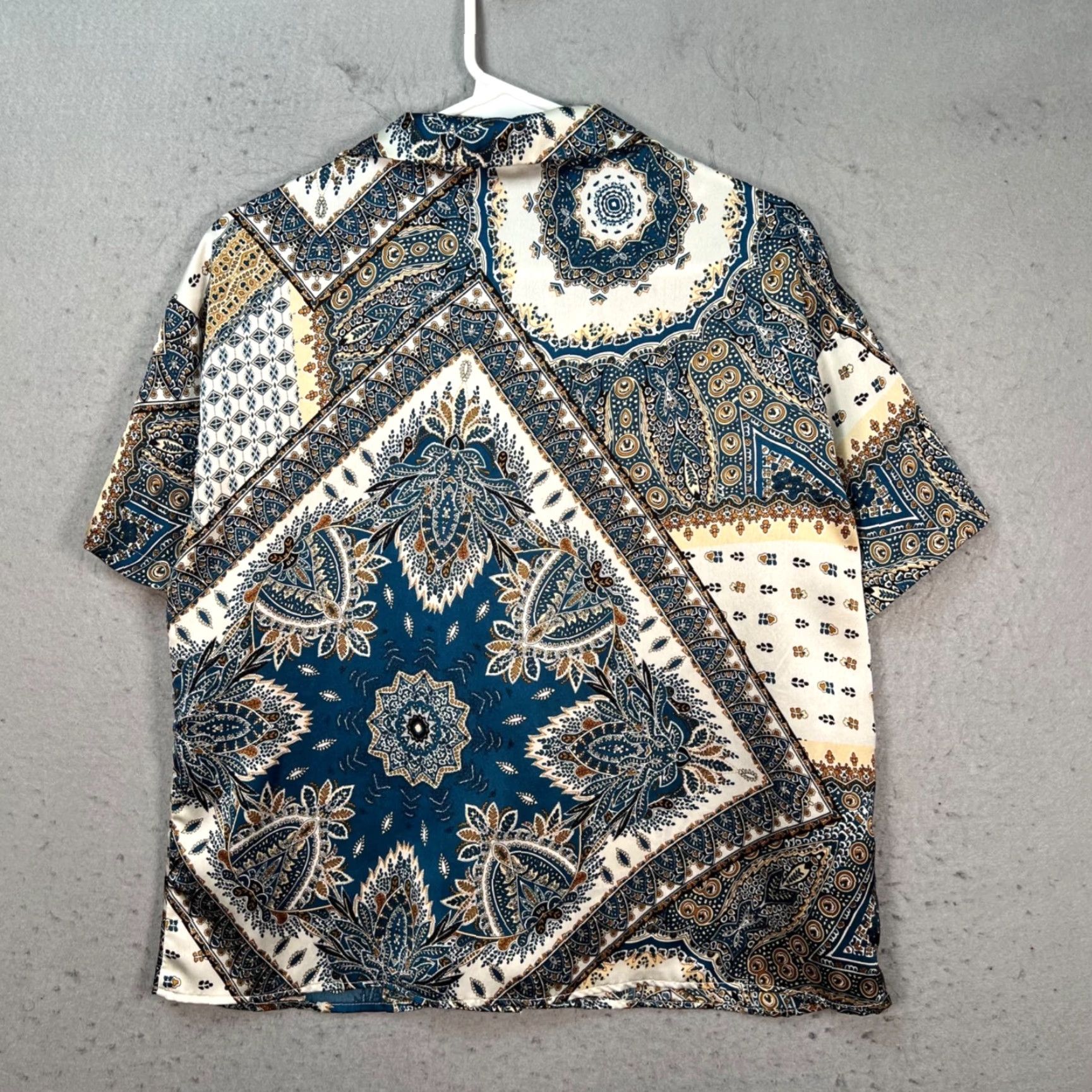 Cider Cider Shirt Womens Medium Paisley Print Short-Sleeve Button-Up Blue Satin Polyester Down Collar Casual 90s? (adjust as per allowed: no extra) Size M / US 6-8 / IT 42-44 - 2 Thumbnail