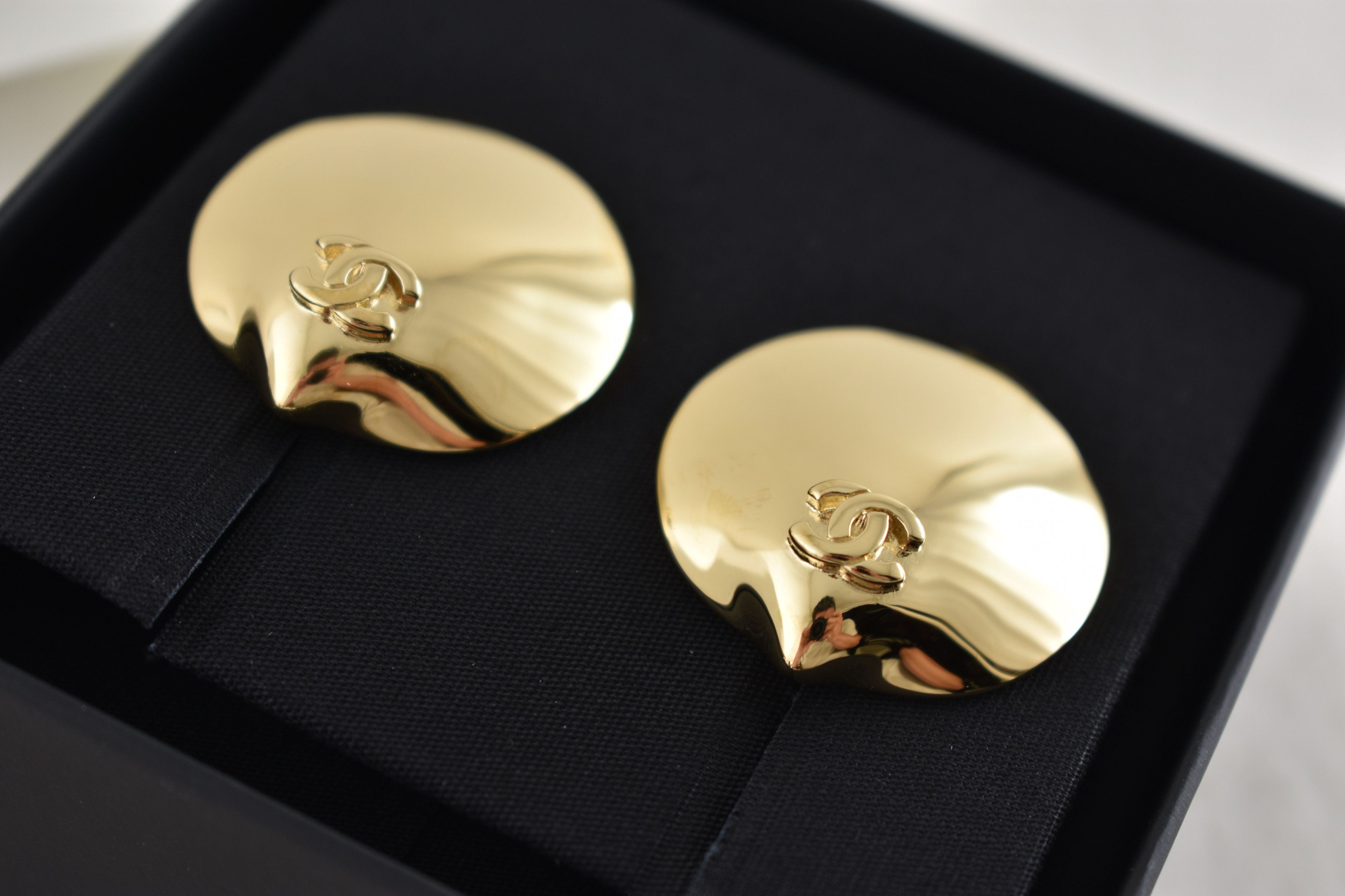 Chanel 26M Coco Beach Shell Seashell CC Logo Dangle Drop Earrings Size ONE SIZE - 9 Thumbnail