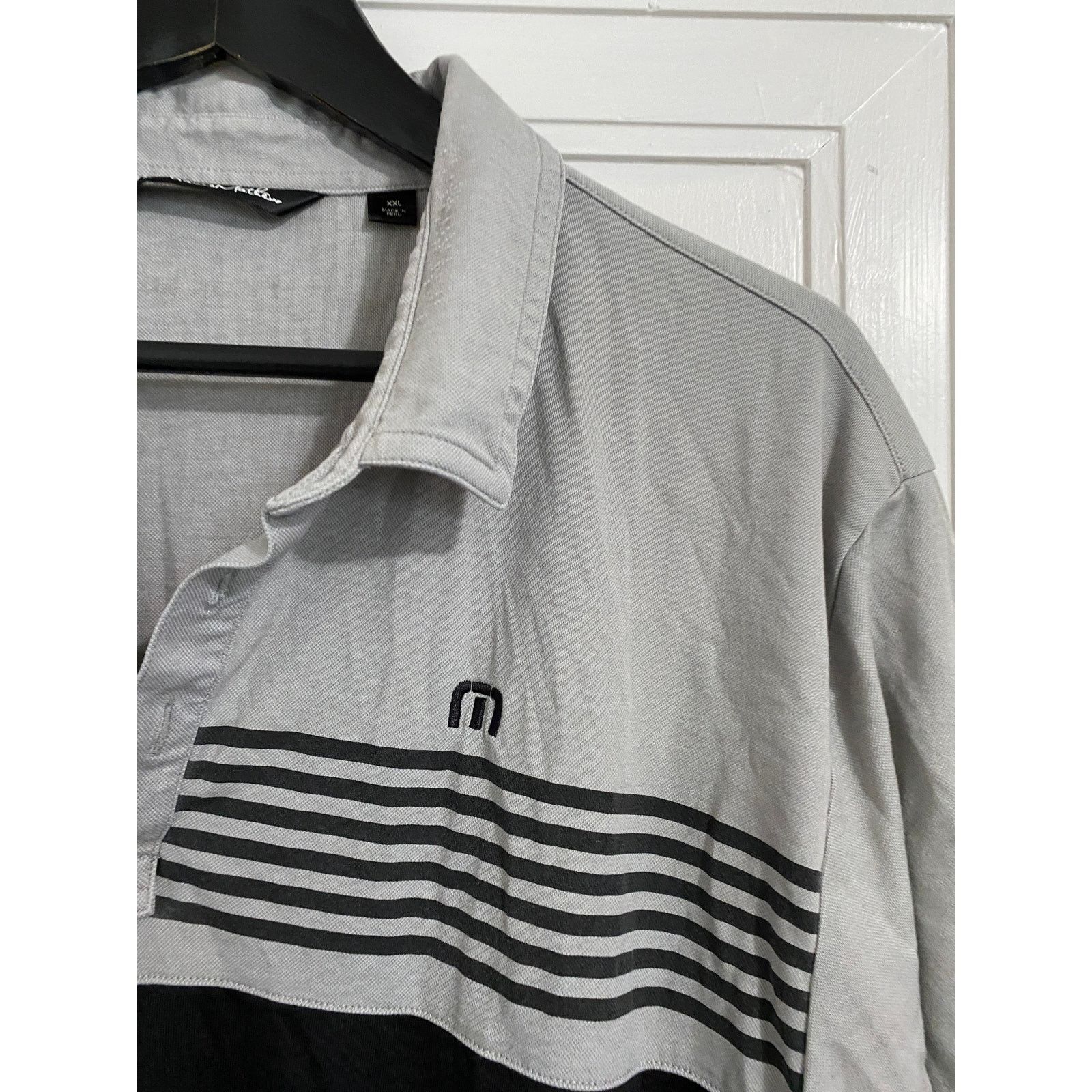 TravisMathew TravisMathew Gray and Black Polo Shirt Men's Size 2XL Size US XXL / EU 58 / 5 - 2 Thumbnail