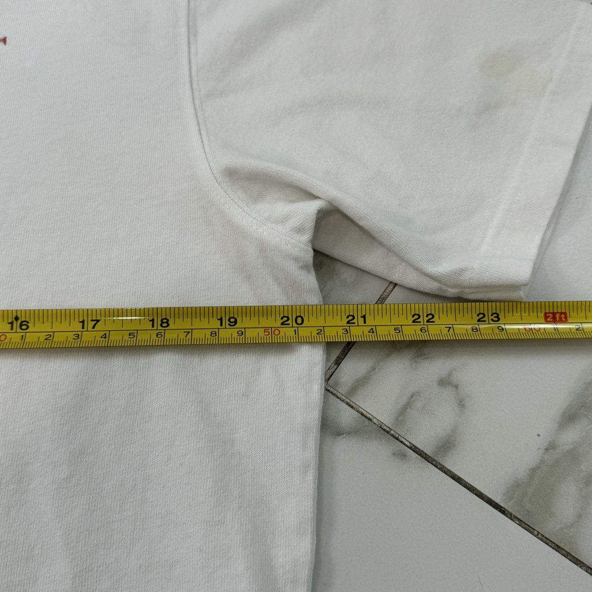 Uniqlo UNIQLO HASTA ABAJO TEE! Size US L / EU 52-54 / 3 - 8 Thumbnail