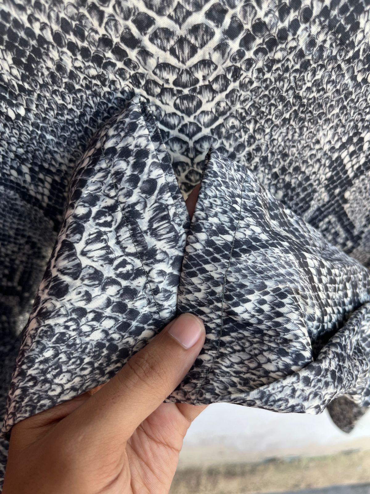 Japanese Brand Vintage Snakeskin Print Long Sleeve Shirt Python Pattern Size US S / EU 44-46 / 1 - 4 Thumbnail