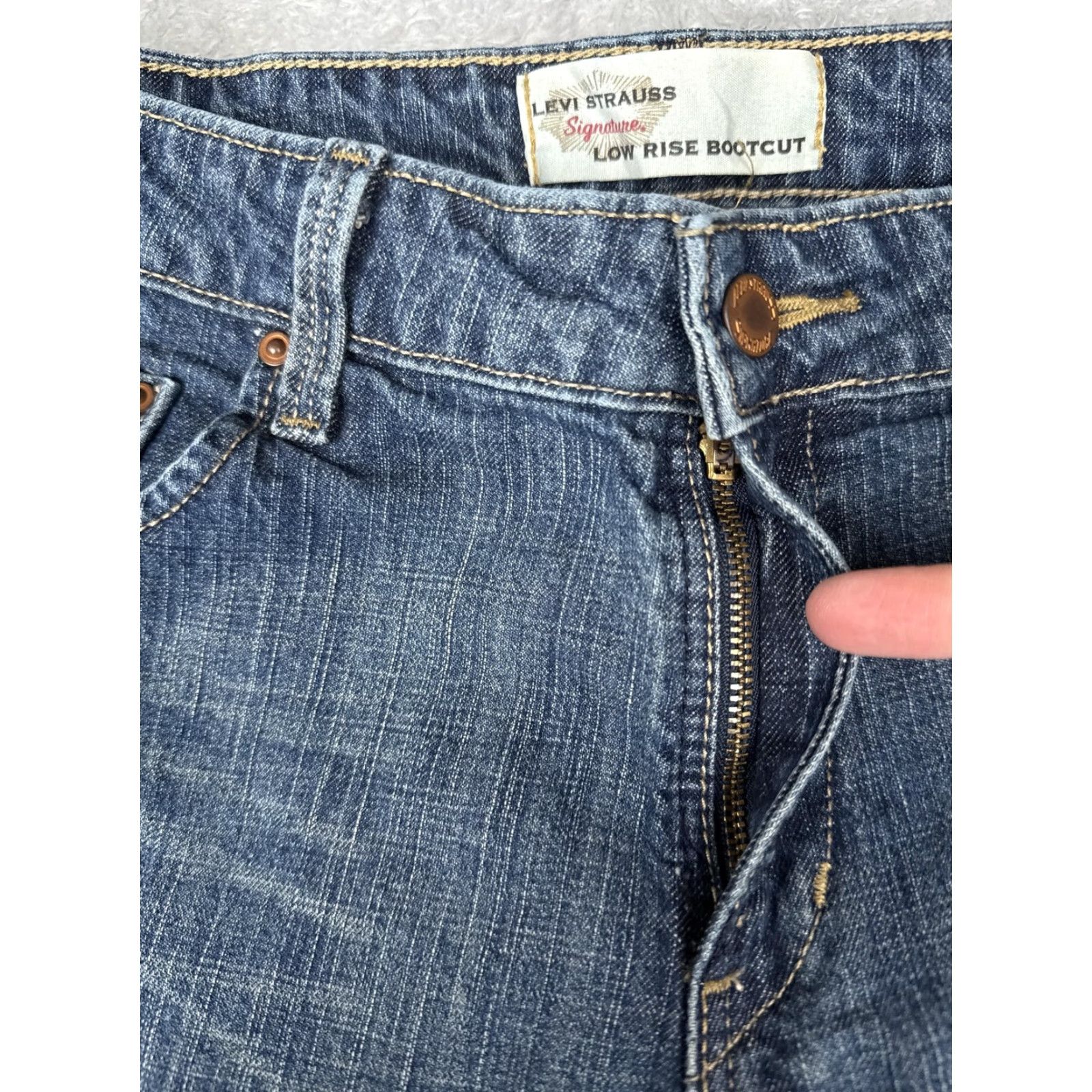 Vintage Levi Strauss Signature Jeans Womens 10 Short Blue Bootcut Jeans with Stretch 30x29 Low Rise 5-Pocket Denim Size 32" / US 10 / IT 46 - 5 Thumbnail