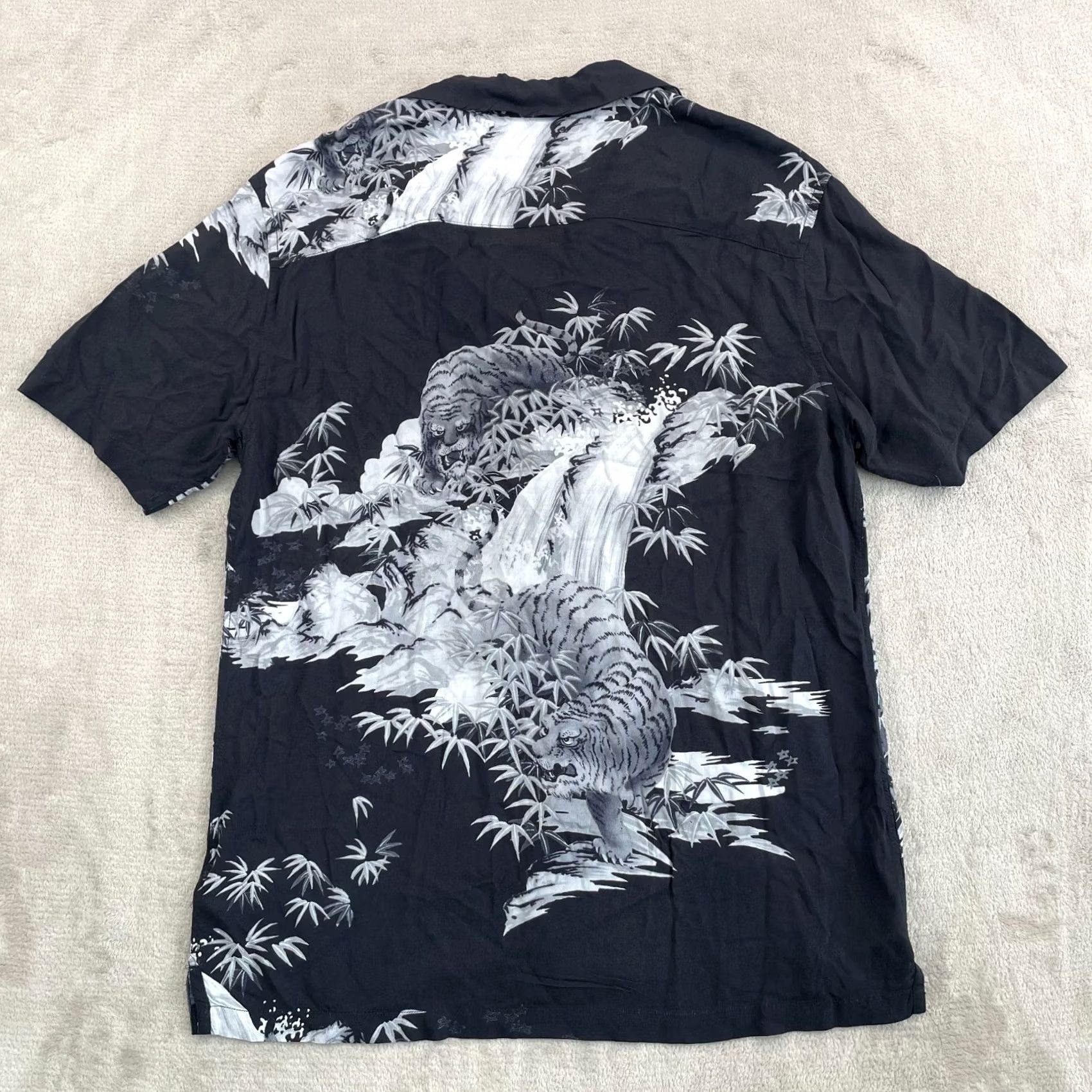 Allsaints AllSaints Java Camp Shirt Men M Black White Hawaiian Floral Short Sleeve Button-Up Collar Spread Casual Workwear 90s Theme Mens Size US M / EU 48-50 / 2 - 5 Thumbnail