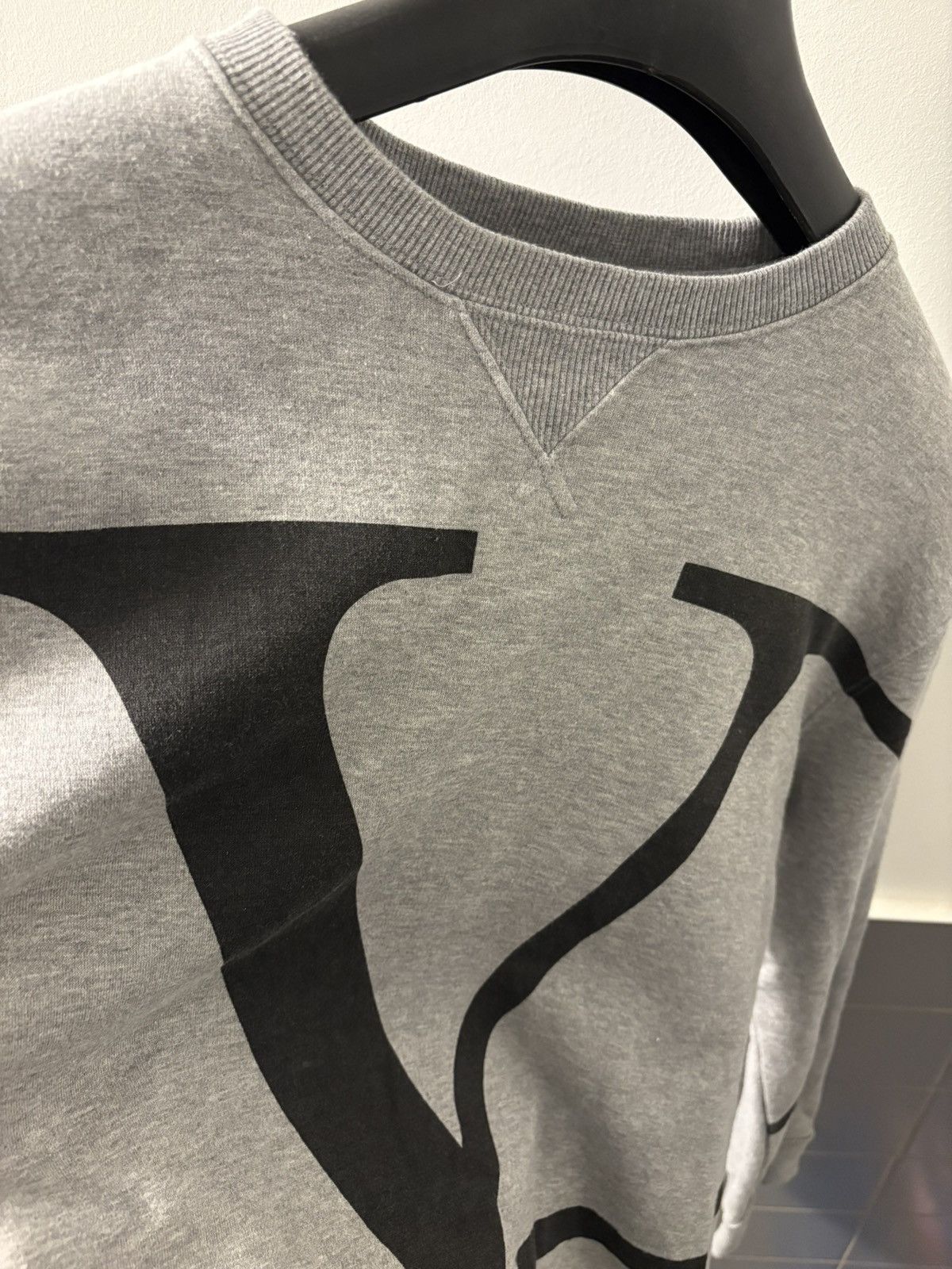 Valentino Valentino V Logo Crewneck Size US L / EU 52-54 / 3 - 4 Thumbnail