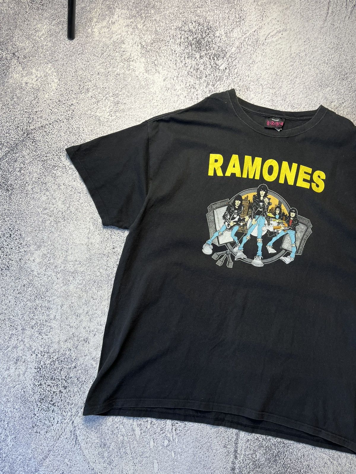 Band Tees 1999 Ramones Road to Ruin Vintage T Shirt Y2K Size US XL / EU 56 / 4 - 2 Thumbnail