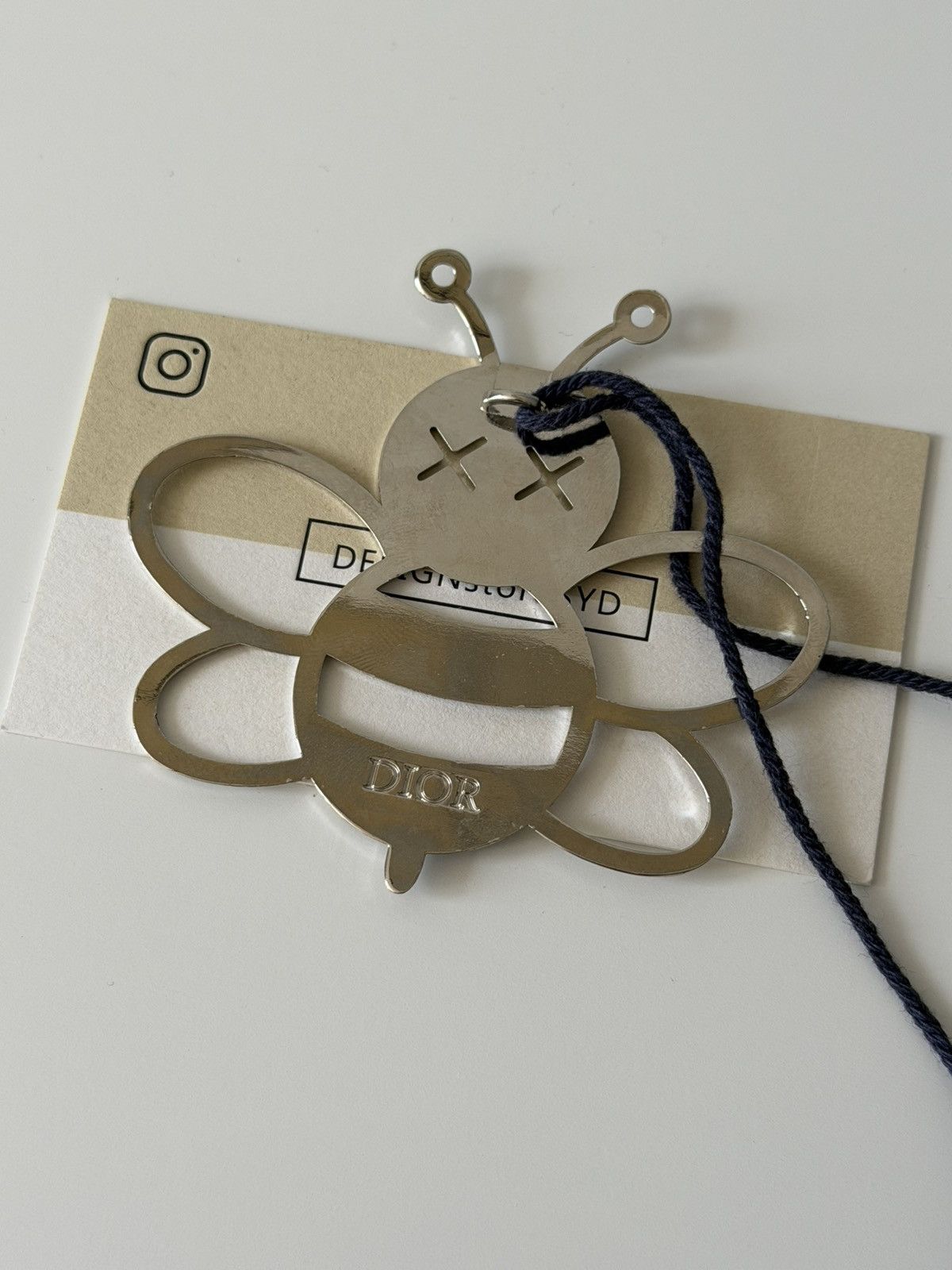 Dior × Kaws kaws x Dior bee tag Size ONE SIZE - 2 Thumbnail