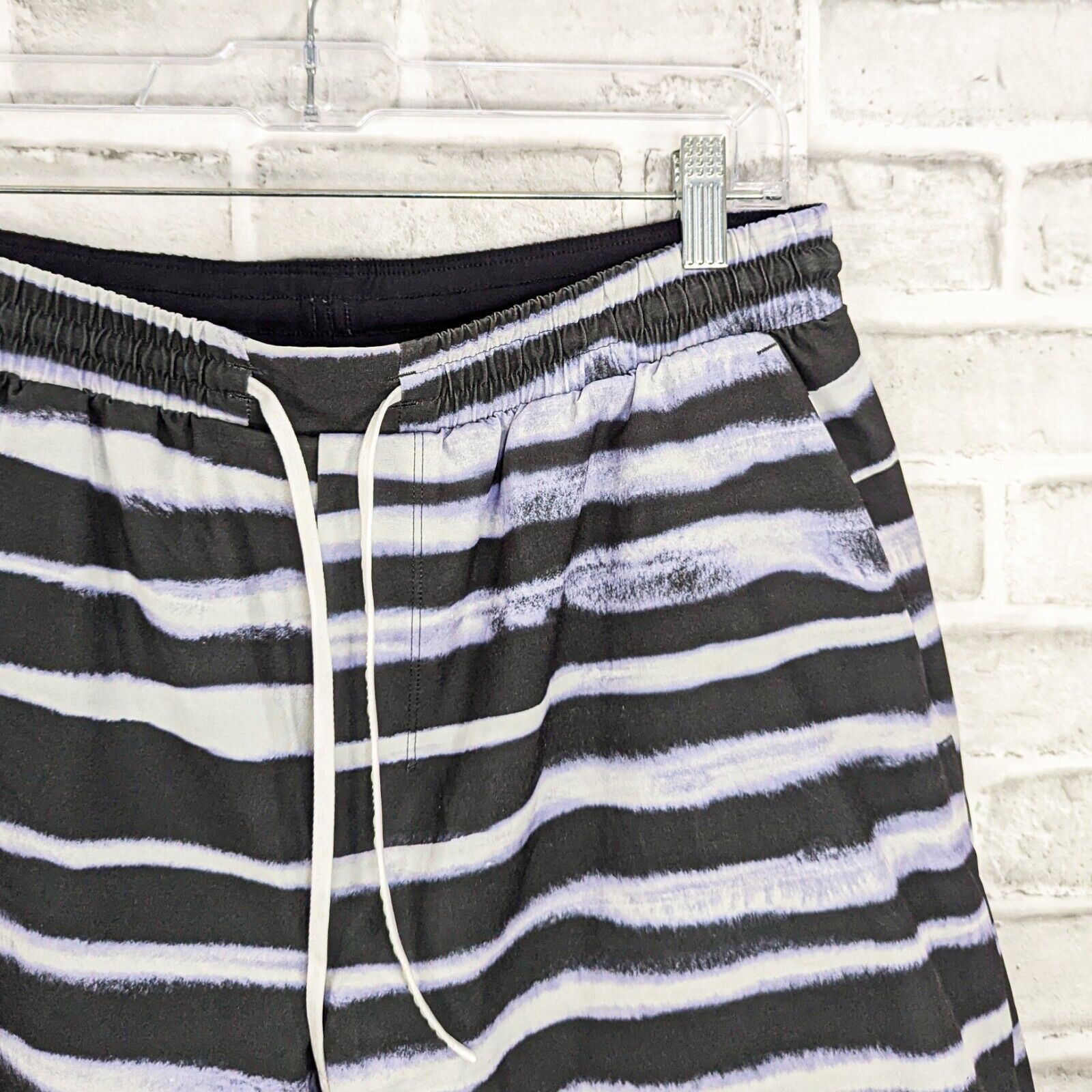 Lululemon Lululemon Men's Pool Shorts Striped size Large Size US 30 / EU 46 - 5 Thumbnail