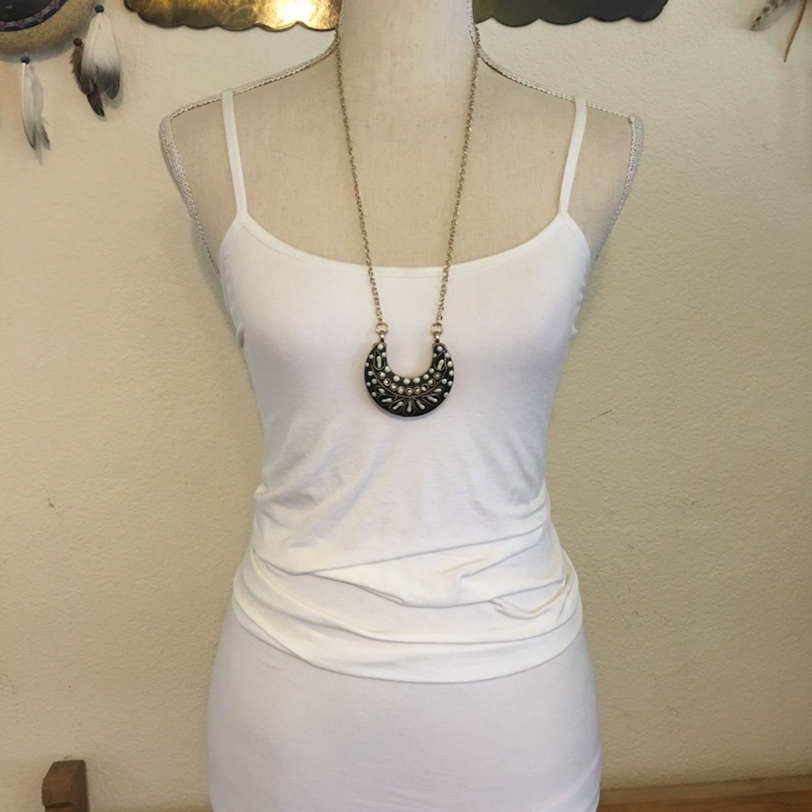 Jewelry Black and cream enamel medallion on gold chain Size ONE SIZE - 4 Thumbnail