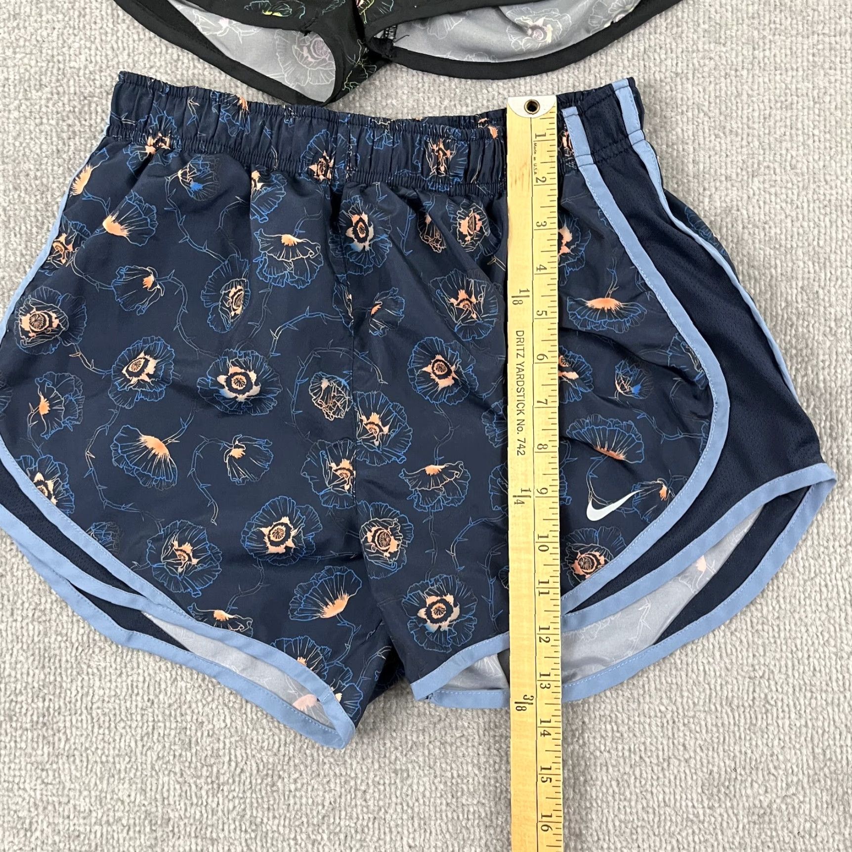 Nike Nike Shorts Womens Small / 3" Lined Blue & Black Dri-Fit Tempo Floral Running Size 28" / US 6 / IT 42 - 5 Thumbnail
