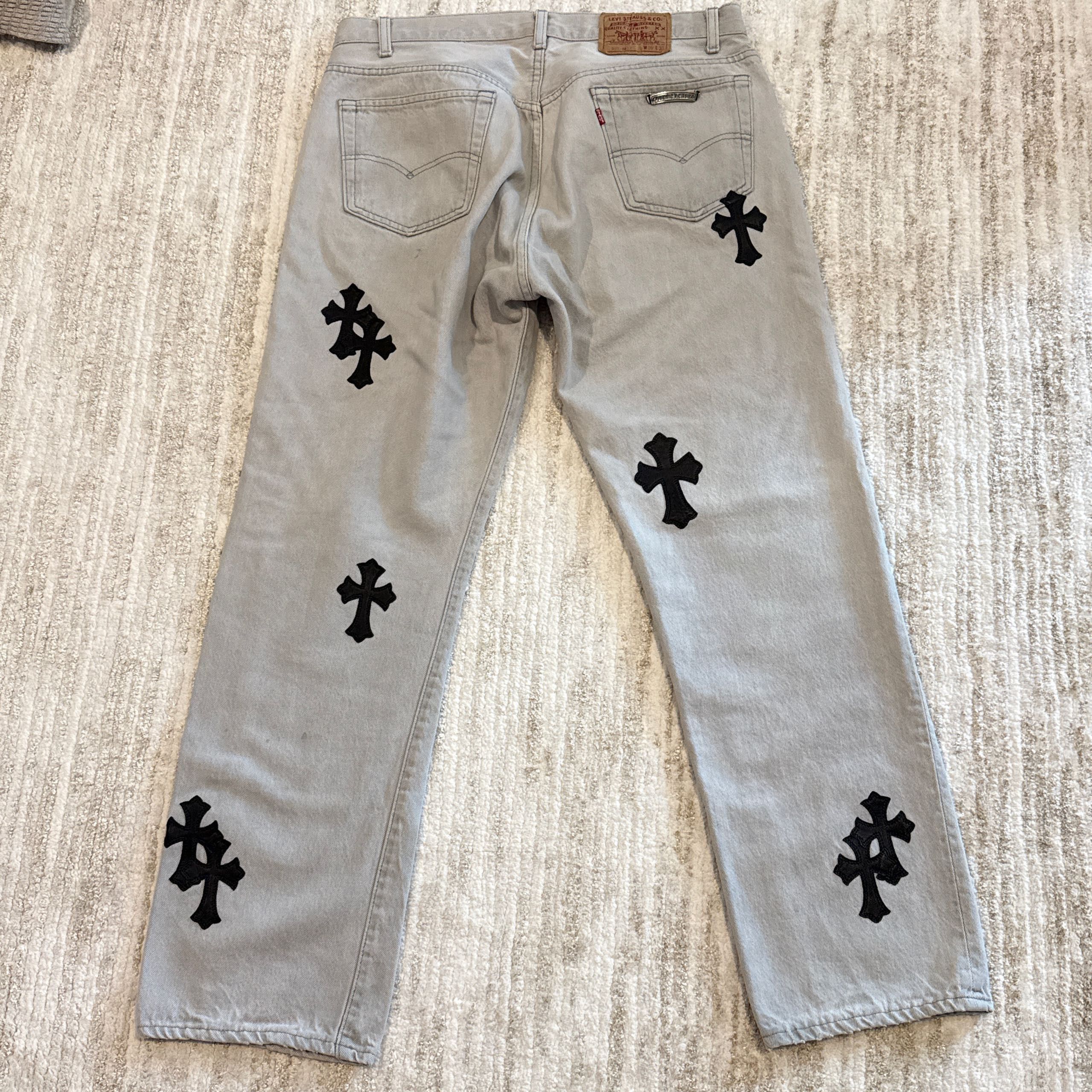 Chrome Hearts Chrome Hearts × Levi’s 501, Lambskin Cross Patch, Light Grey Size US 33 - 2 Thumbnail