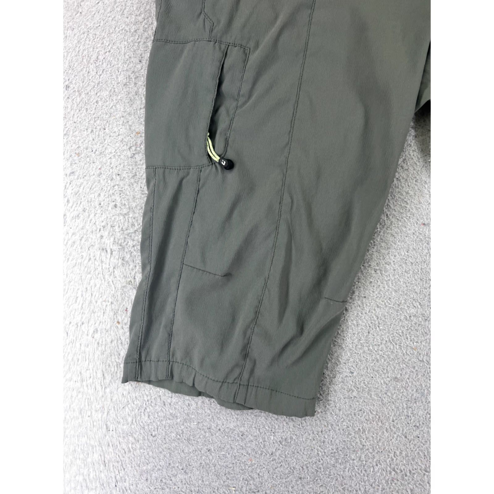 Vintage Killtec Shorts Women 16 Green Gray Cargo Zipper Pockets Hiking Backpacking 38x16 Size 38" / US 16 / IT 52 - 3 Thumbnail