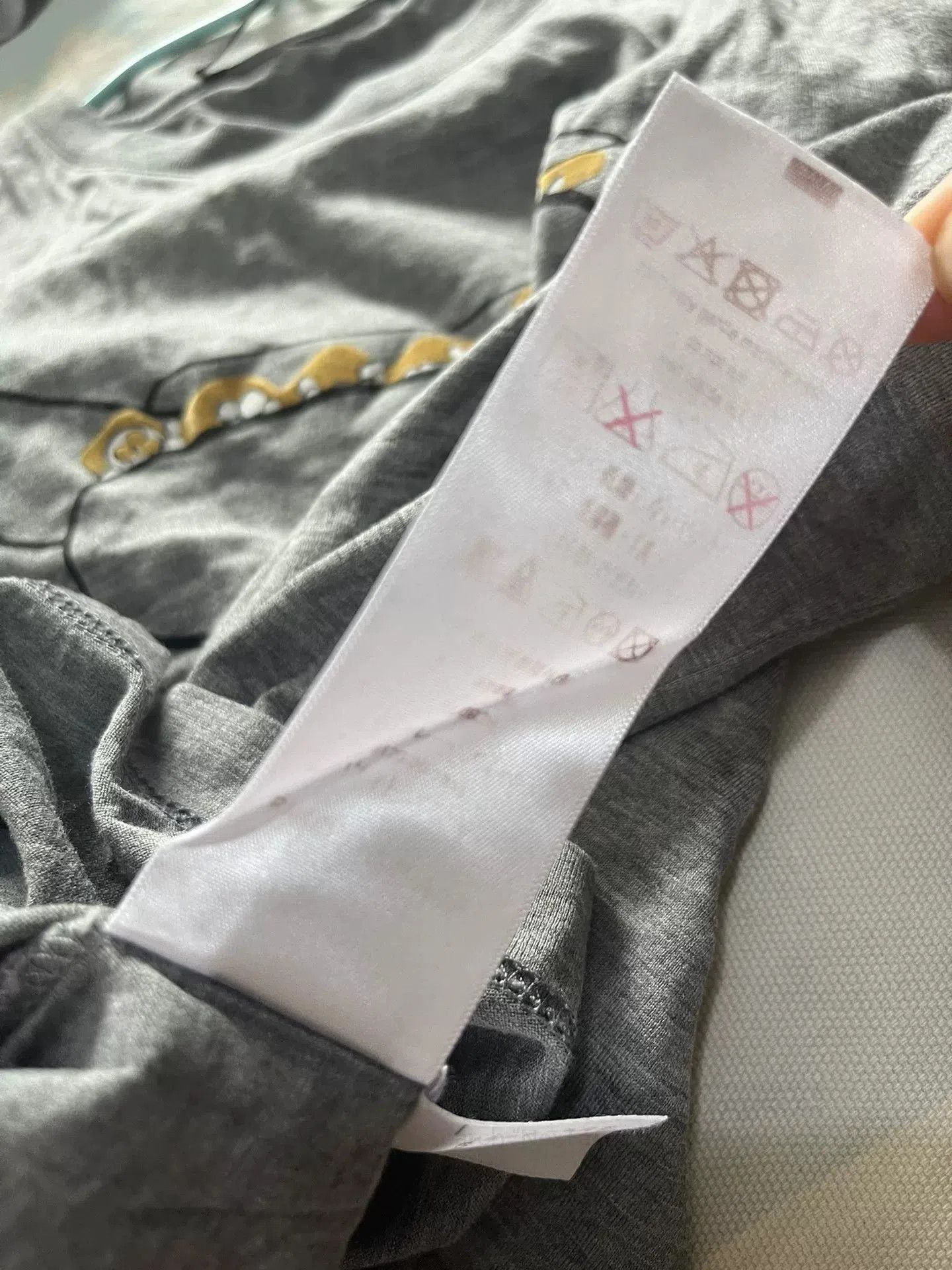 Louis Vuitton LV Gray Hotdog Letter T-shirt. Size US S / EU 44-46 / 1 - 6 Thumbnail
