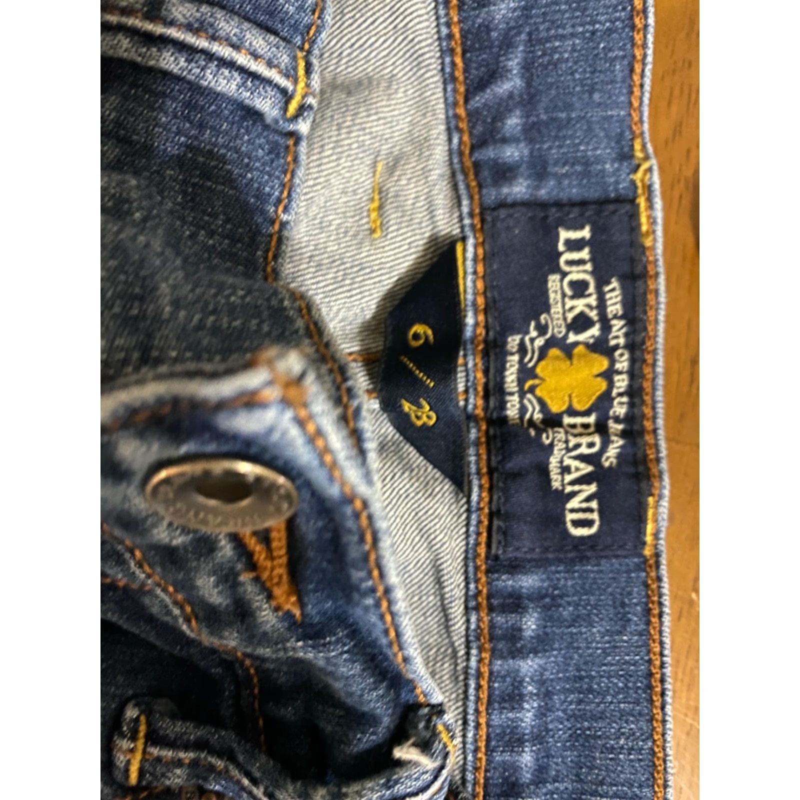 Lucky Brand LUCKY Brand Jeans Women's Size 6 / 28 Sweet 'n Crop Medium Wash Denim Faded Cropped Jeans Straight-Leg Adult Womens Size 28" / US 6 / IT 42 - 4 Thumbnail