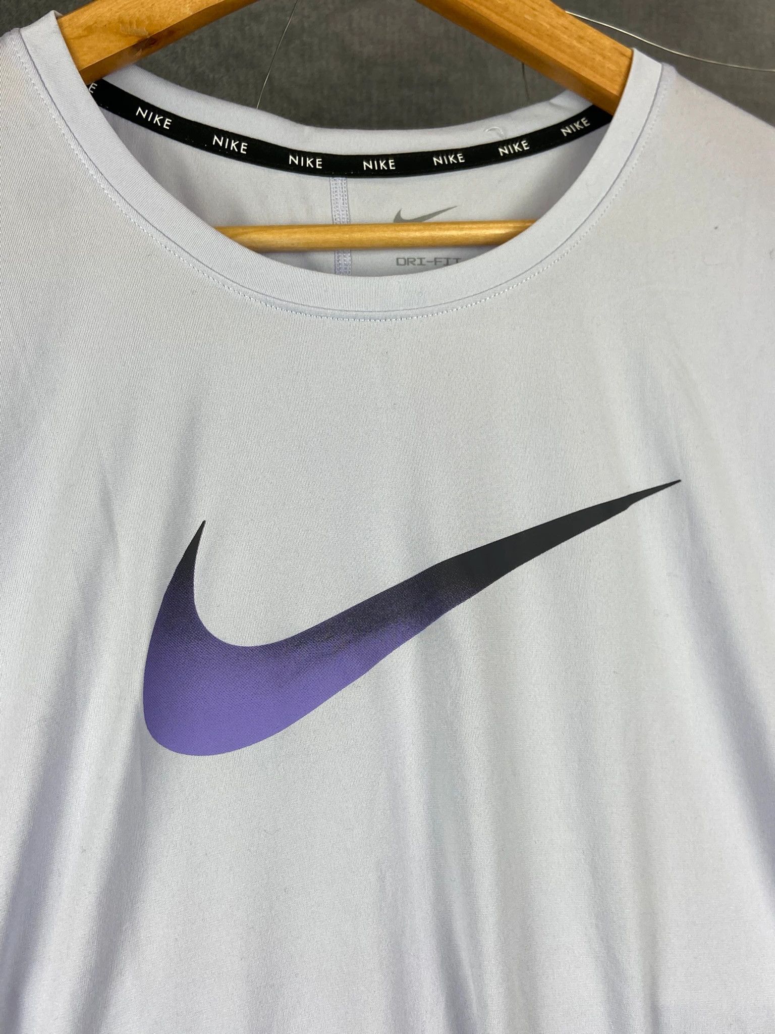 Nike Nike purple gradient swoosh tee M Size US M / EU 48-50 / 2 - 2 Thumbnail