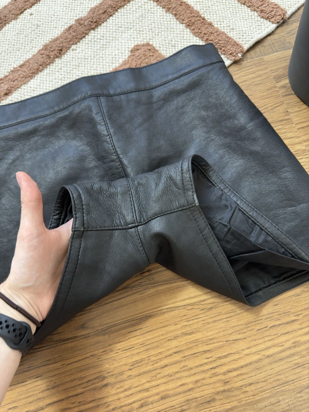 Vintage DOLCE GABBANA STYLE “LEATHER” SHORTS Size 27" / US 4 / IT 40 - 6 Thumbnail
