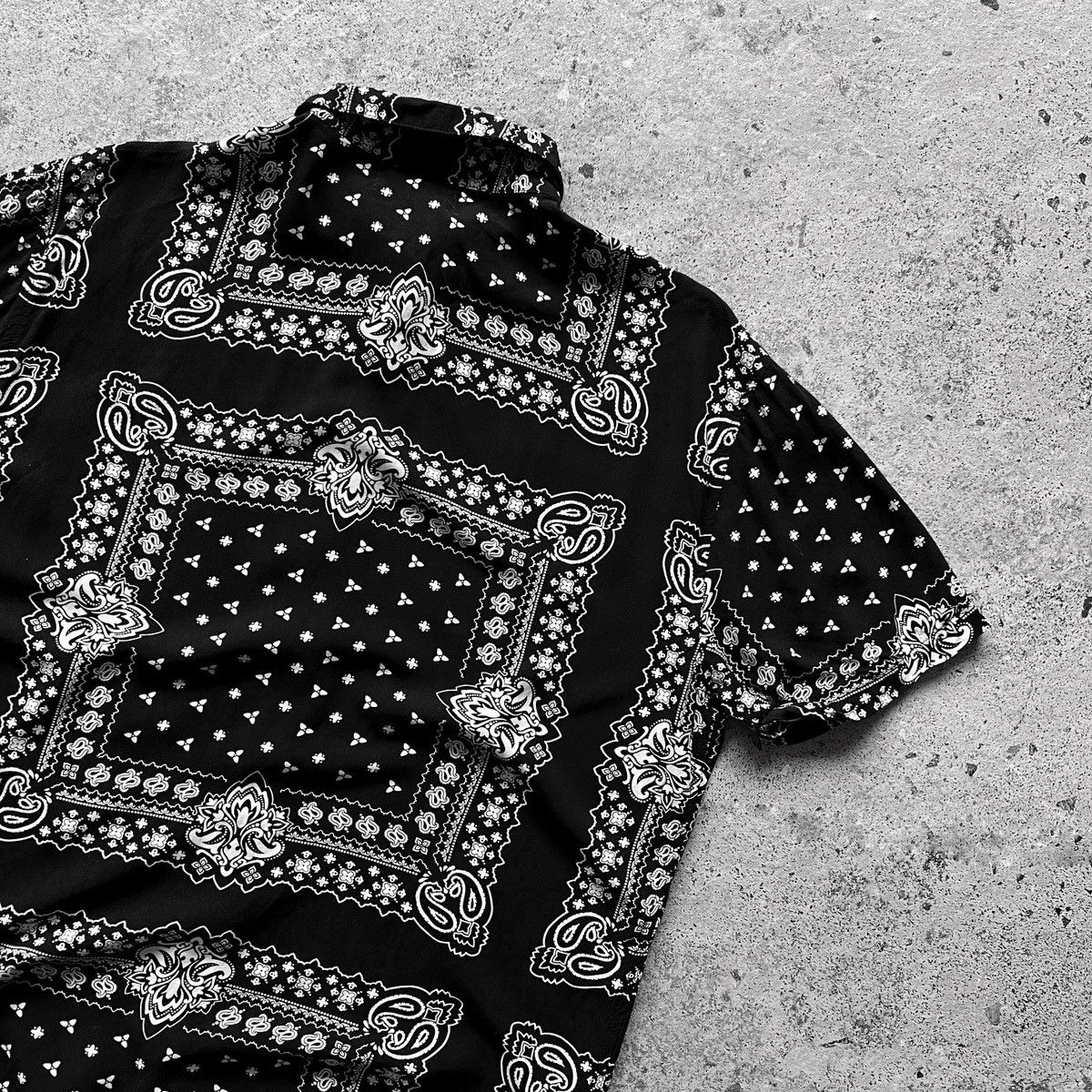 Bershka × Designer Bershka Bandana Printed Black/White SS Button Up Shirt Size US S / EU 44-46 / 1 - 4 Thumbnail
