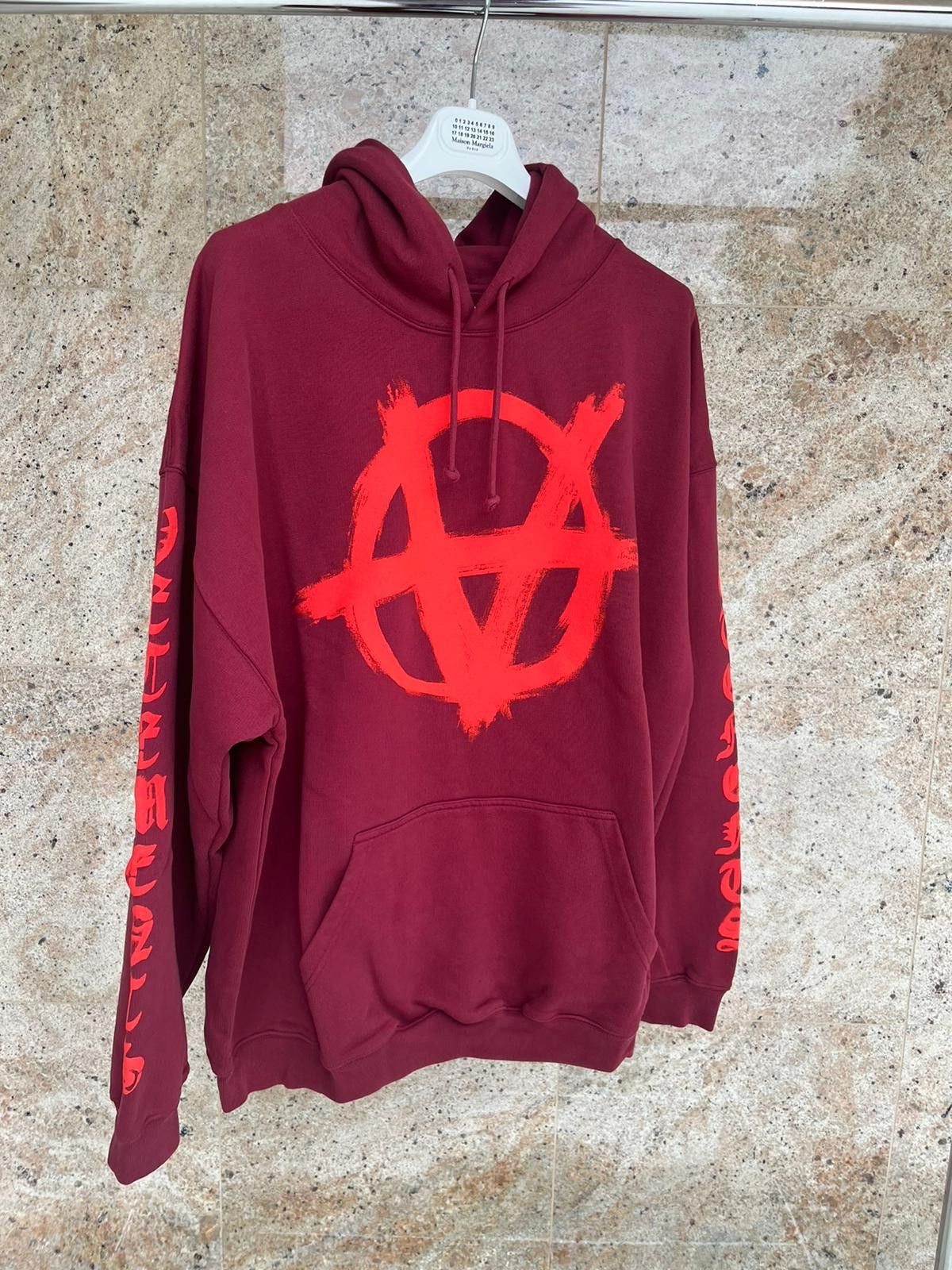 Vetements Anarchy Gothic Logo Hoodie in Bordeaux Size US L / EU 52-54 / 3 - 16 Thumbnail