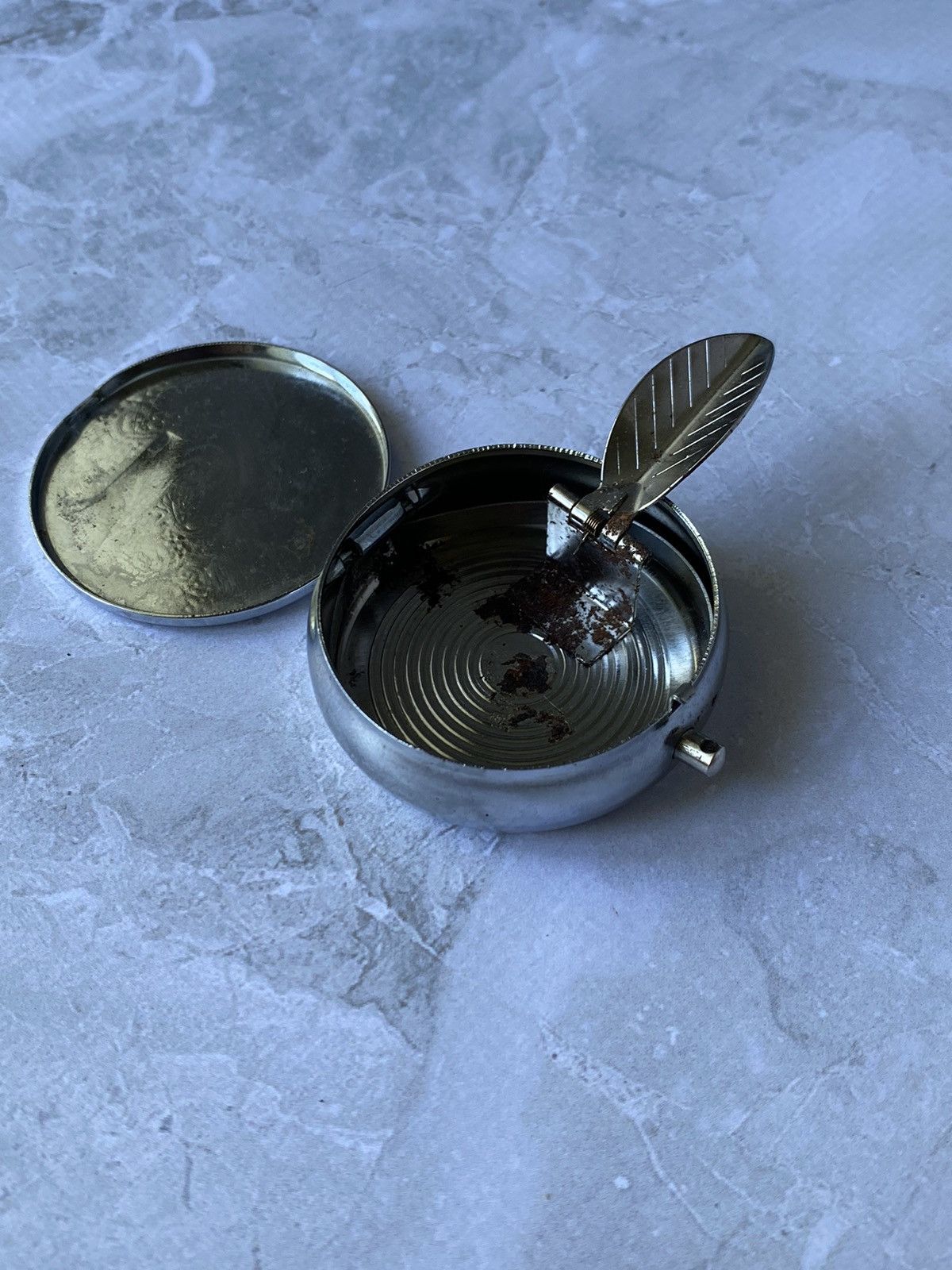 Jewelry × Vintage Vintage Metal Snuff Box with Engraved Design Size ONE SIZE - 1 Thumbnail