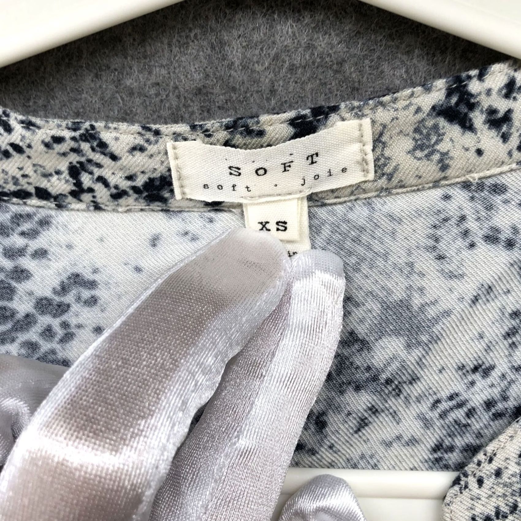 Joie JOIE Top Womens XS Roll Tab Sleeves Button Front V-Neck Snakeskin Print Blue Soft Size XS / US 0-2 / IT 36-38 - 6 Thumbnail