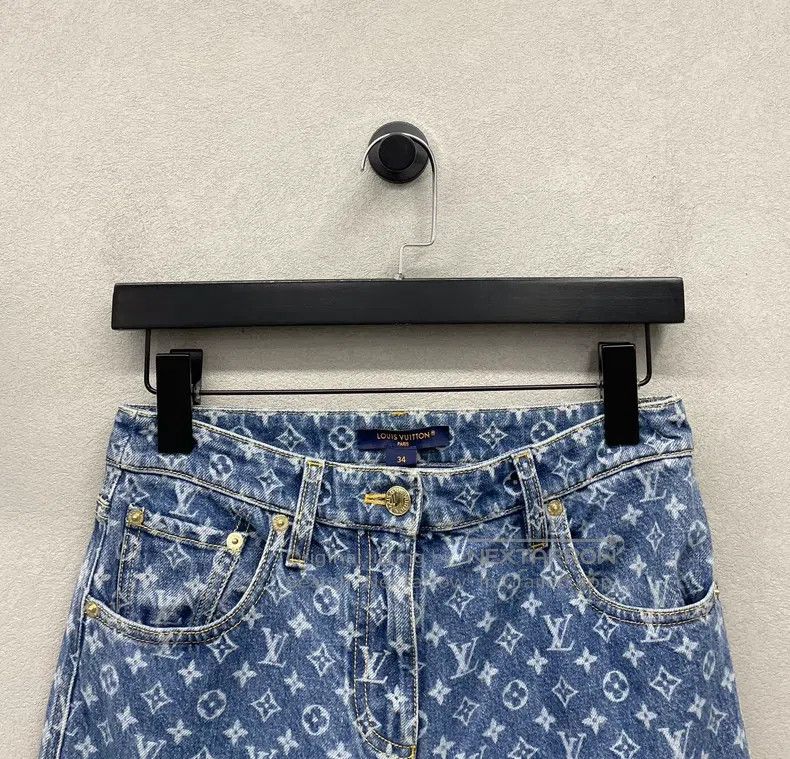 Louis Vuitton Louis Vuitton Blue full logo jeans Size US 34 / EU 50 - 6 Thumbnail