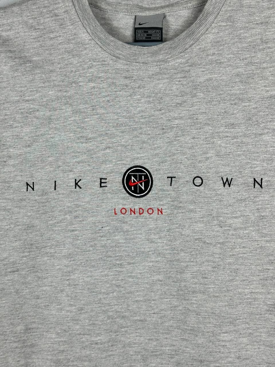 Nike × Vintage Vintage 2000s Nike London Nike Town Gray T-shirt Size US S / EU 44-46 / 1 - 4 Thumbnail