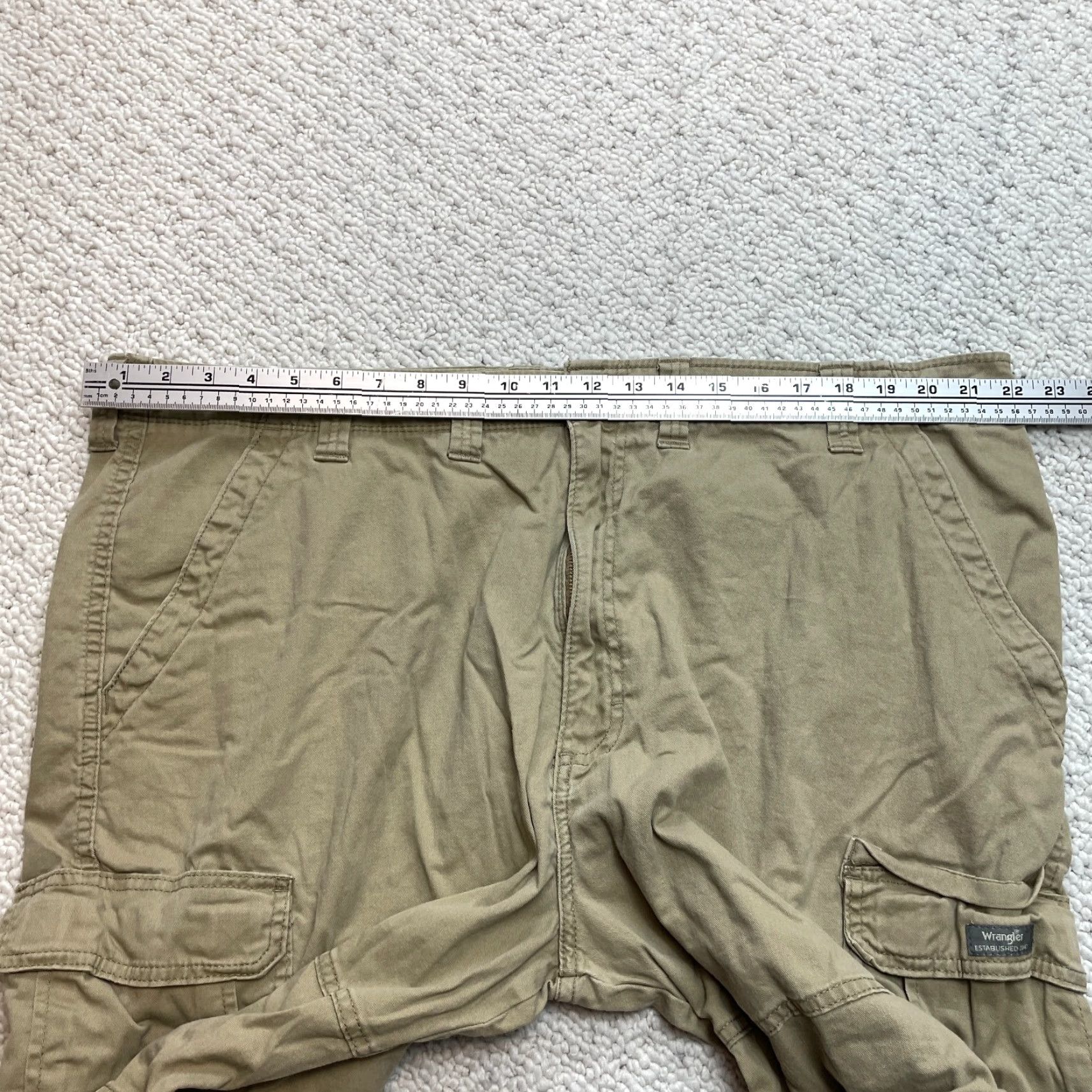 Wrangler Wrangler Cargo Shorts Mens 44 Relaxed Fit Beige Brown Pockets Inseam 910" Adult Size US 44 / EU 60 - 7 Thumbnail