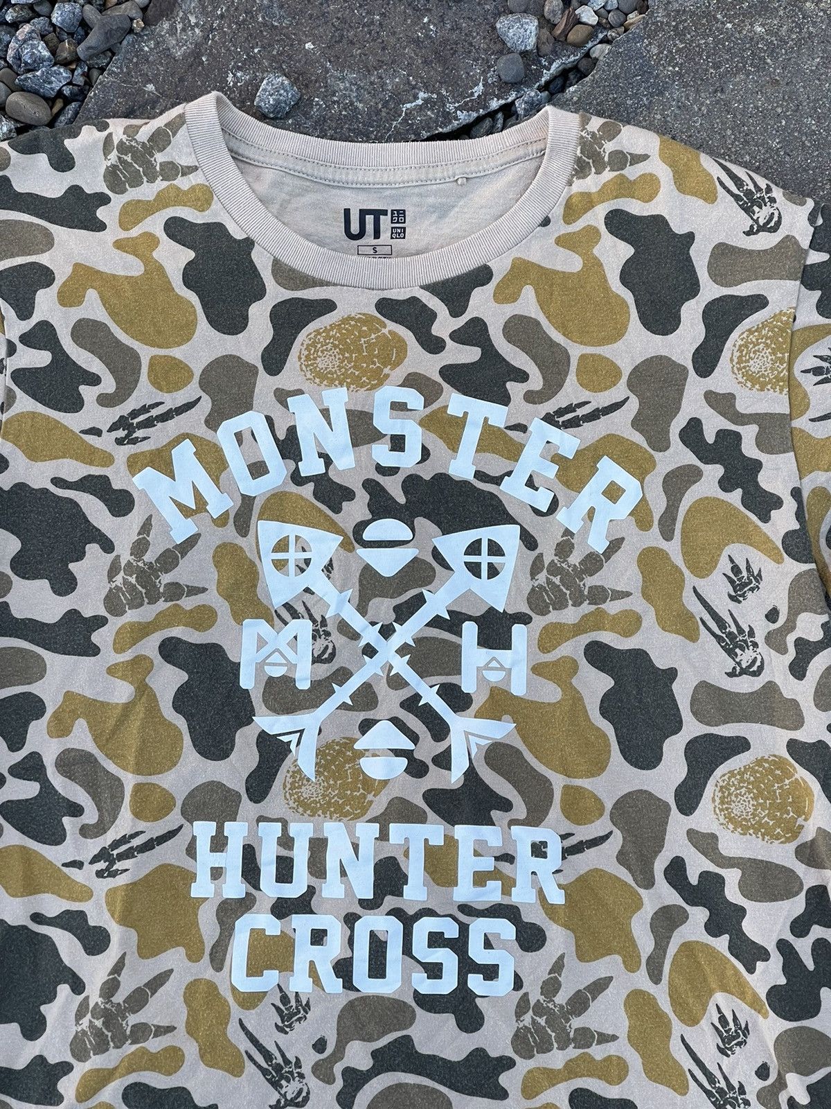 Japanese Brand × Uniqlo Uni Qlo x Monster Hunter Cross camo anime t-shirt tee Size US S / EU 44-46 / 1 - 5 Thumbnail