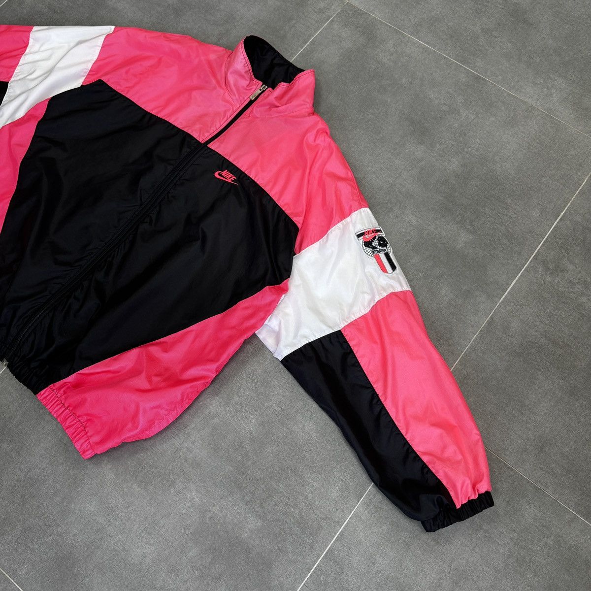 Nike Vintage Nike International Nylon Men Track Jacket Size XL Size US XL / EU 56 / 4 - 4 Thumbnail