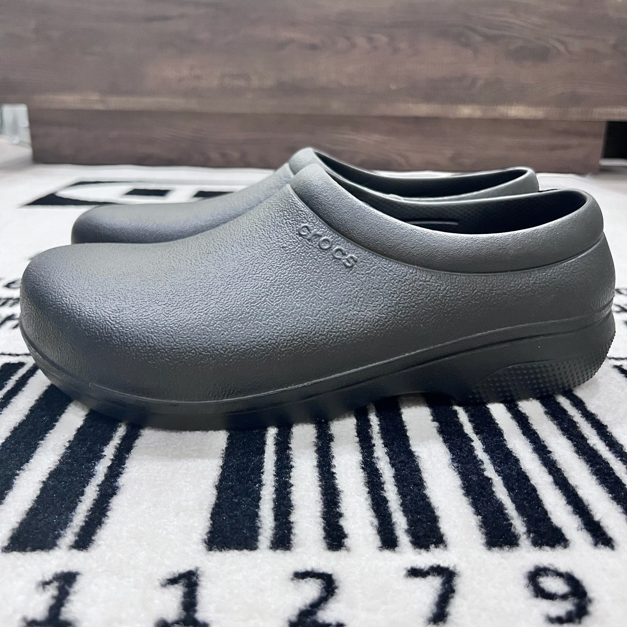 Crocs Crocs On The Clock Work Slip-On Dual Comfort Anti Slip Clog Size US 9 / EU 42 - 5 Thumbnail