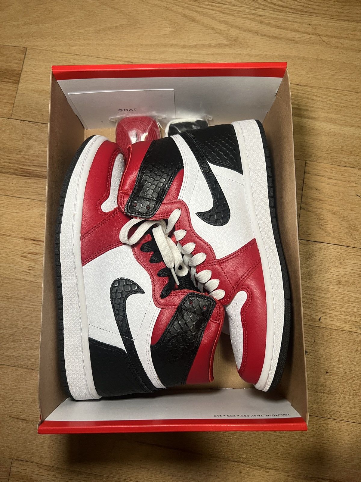Nike Wmns Air Jordan 1 Retro High OG Satin Red Size US 7 / IT 37 - 1 Thumbnail