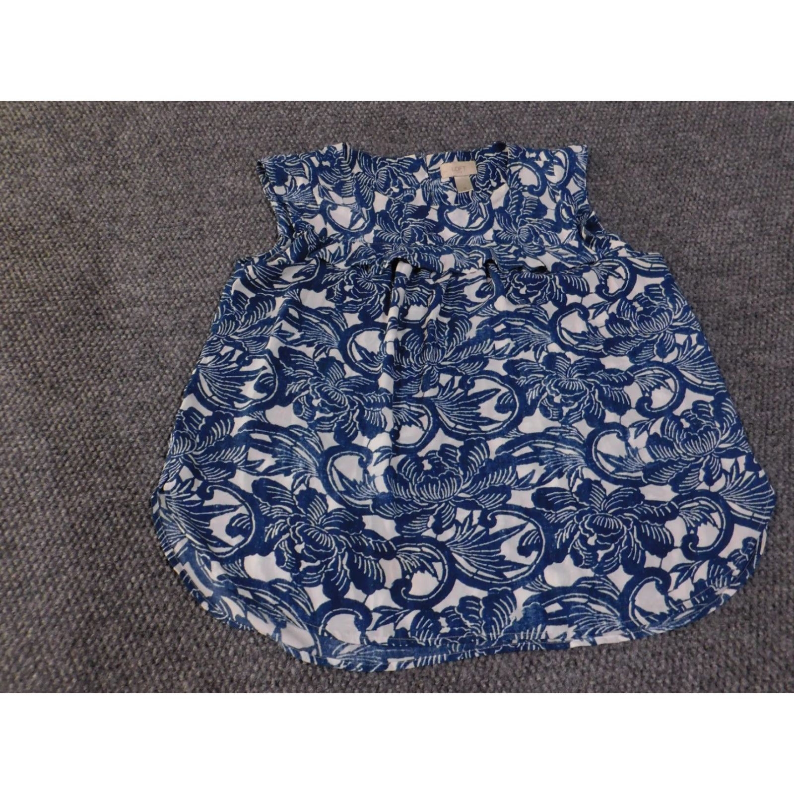 Loft LOFT Blouse Womens M Floral Sleeveless Pleated Top V-Neck Red Colorful Flutter Sleeve Casual Summer Spring Regular Fit Modern Size M / US 6-8 / IT 42-44 - 3 Thumbnail
