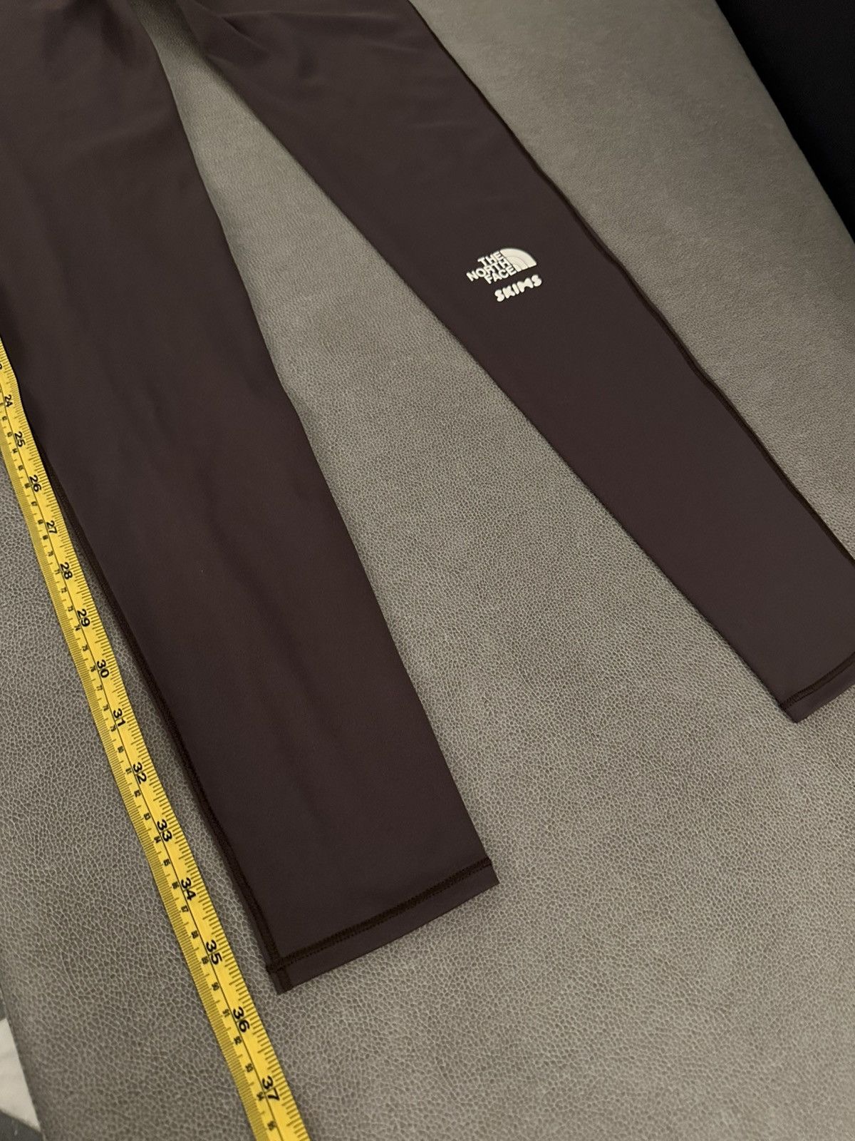 SKIMS × The North Face SKIMS x NORTH FACE REFINA LEGGING PHOENIX SIZE XS Size 26" / US 2 / IT 38 - 2 Thumbnail