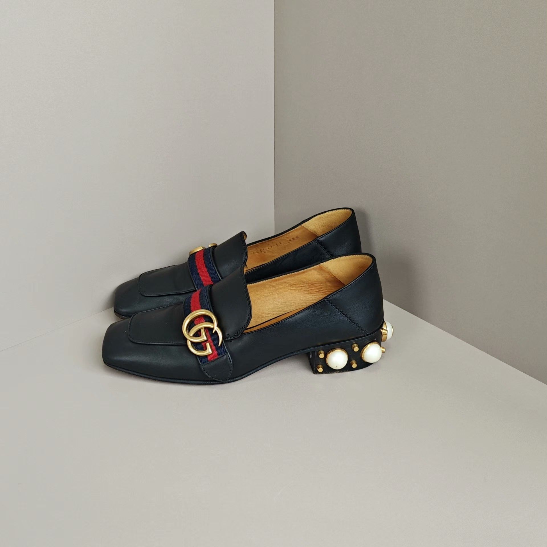Gucci Gucci Lowtop Sneakers us_7 Women Size US 7 / IT 37 - 1 Thumbnail