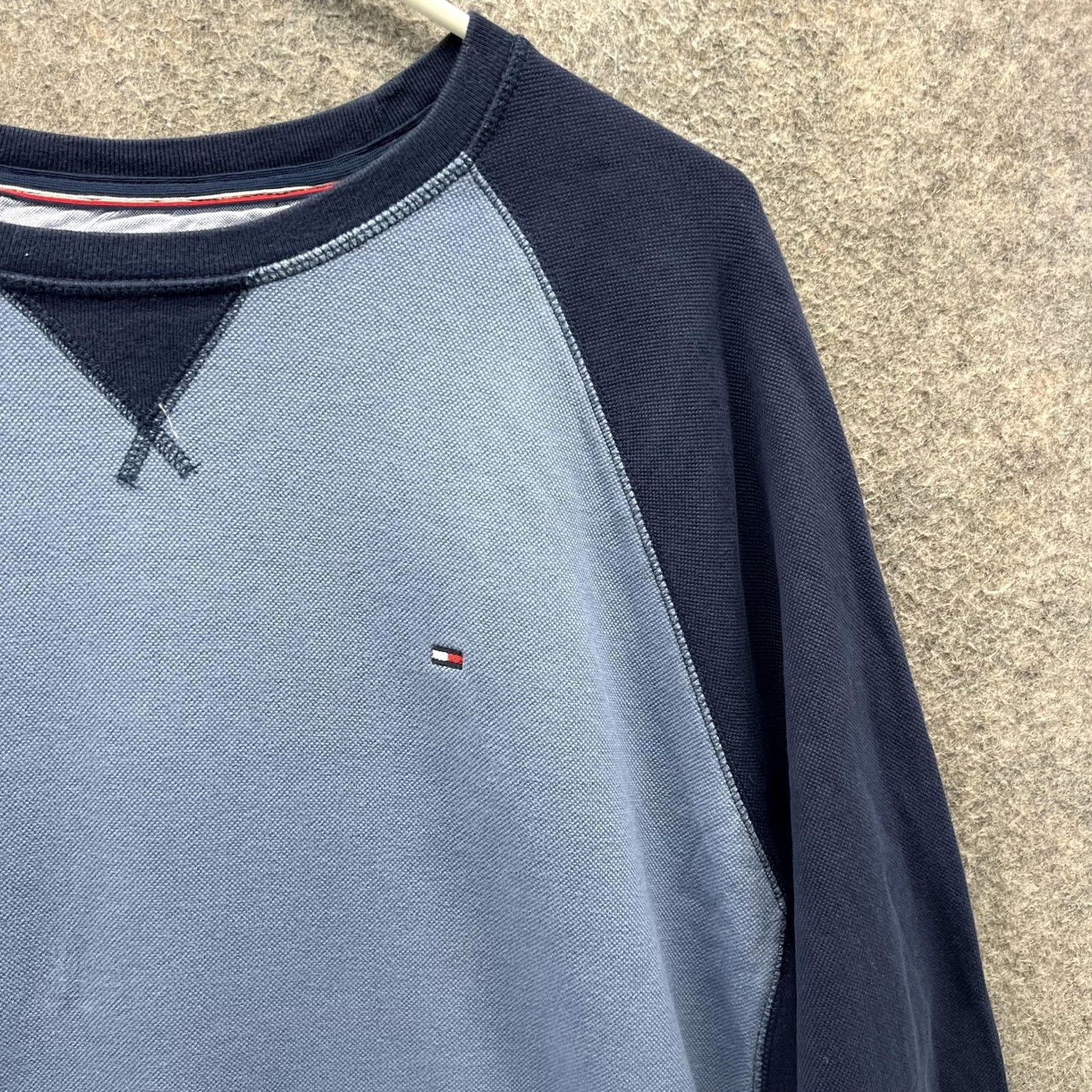 Tommy Hilfiger Tommy Hilfiger Sweatshirt Mens XL Blue Navy Colorblock Raglan Crewneck Pullover Size US XL / EU 56 / 4 - 4 Thumbnail