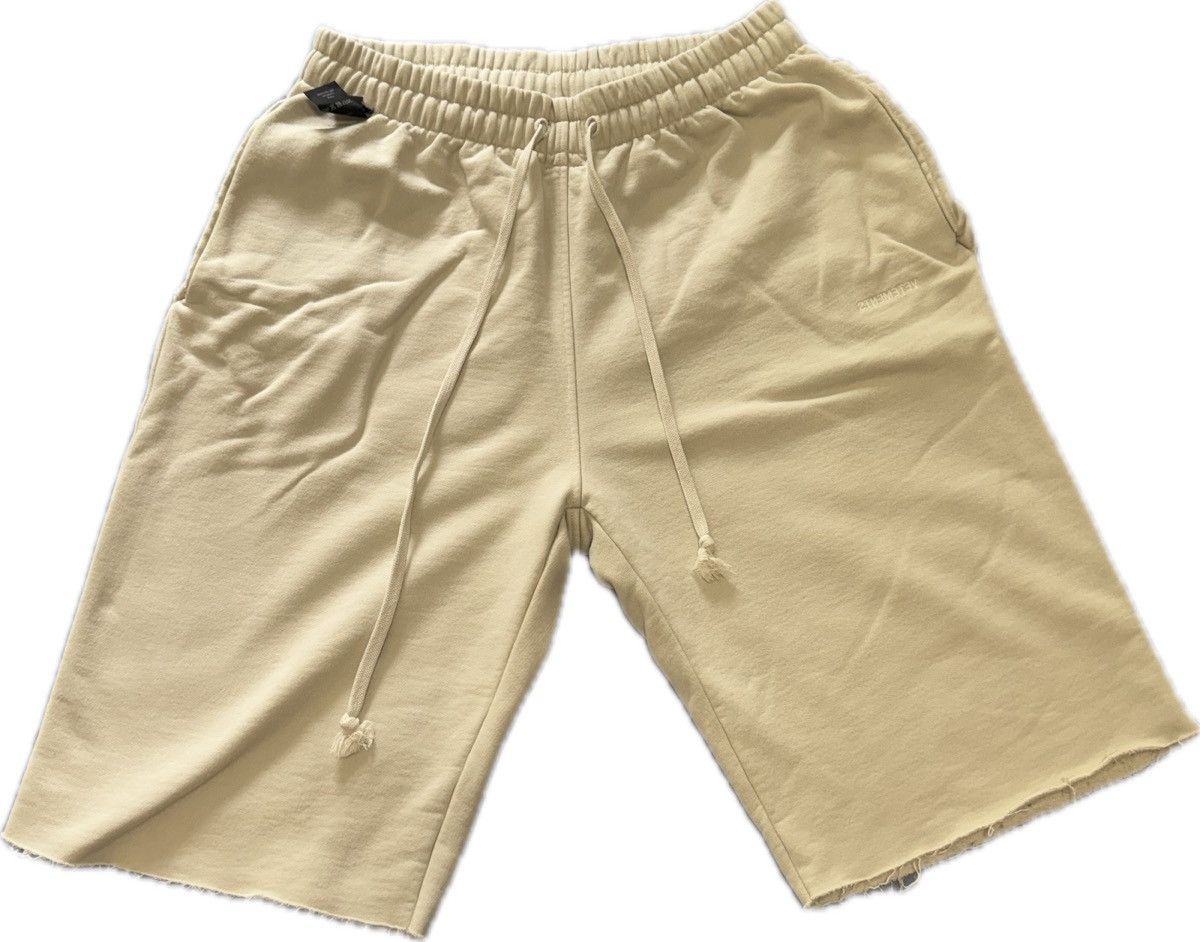 image of Vetements Reversible Short in Off White, Men's (Size 30)