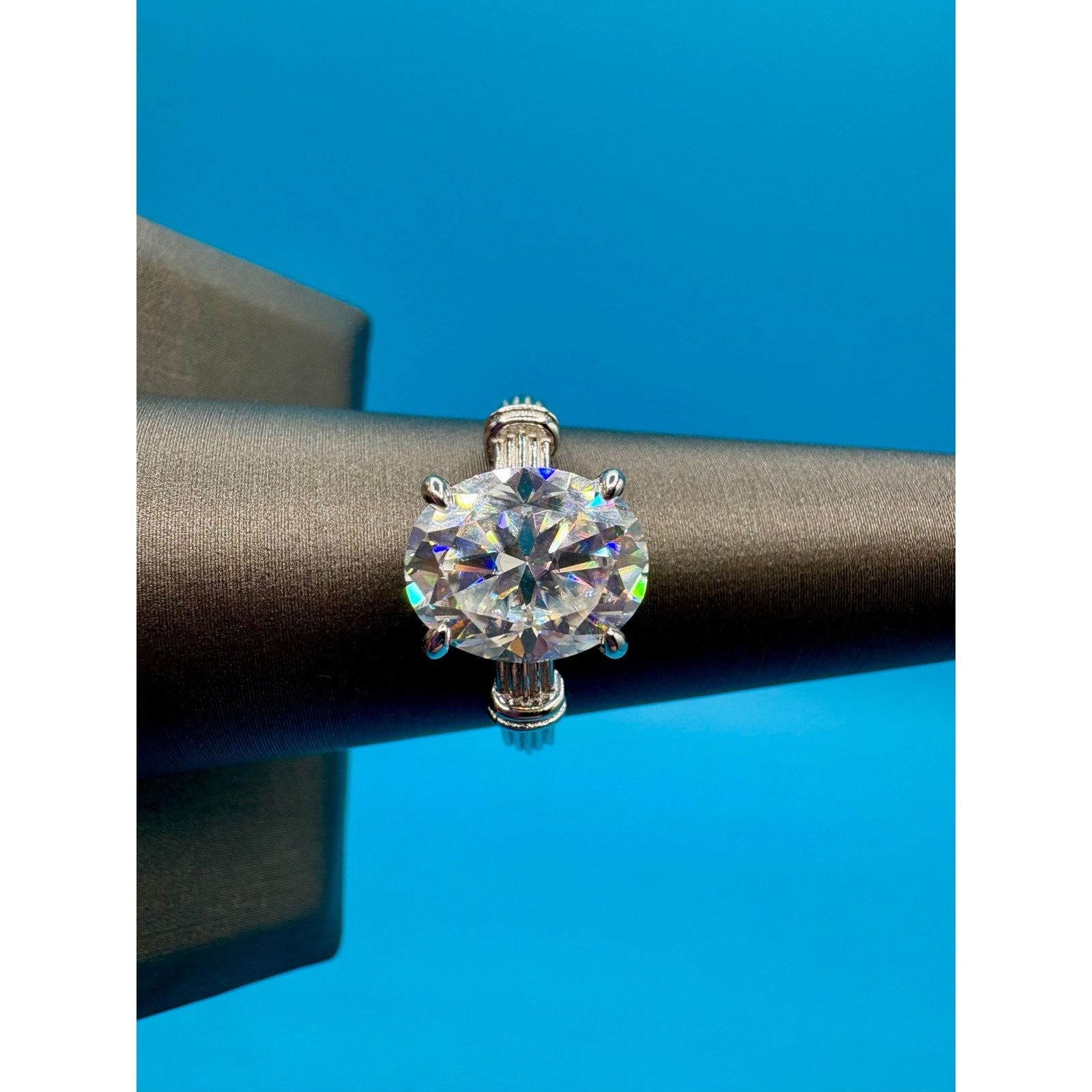Jewelry NEW 2.5ct Moissanite in AU750 (75% White Gold) - Sz. 6.5 Size ONE SIZE - 9 Thumbnail