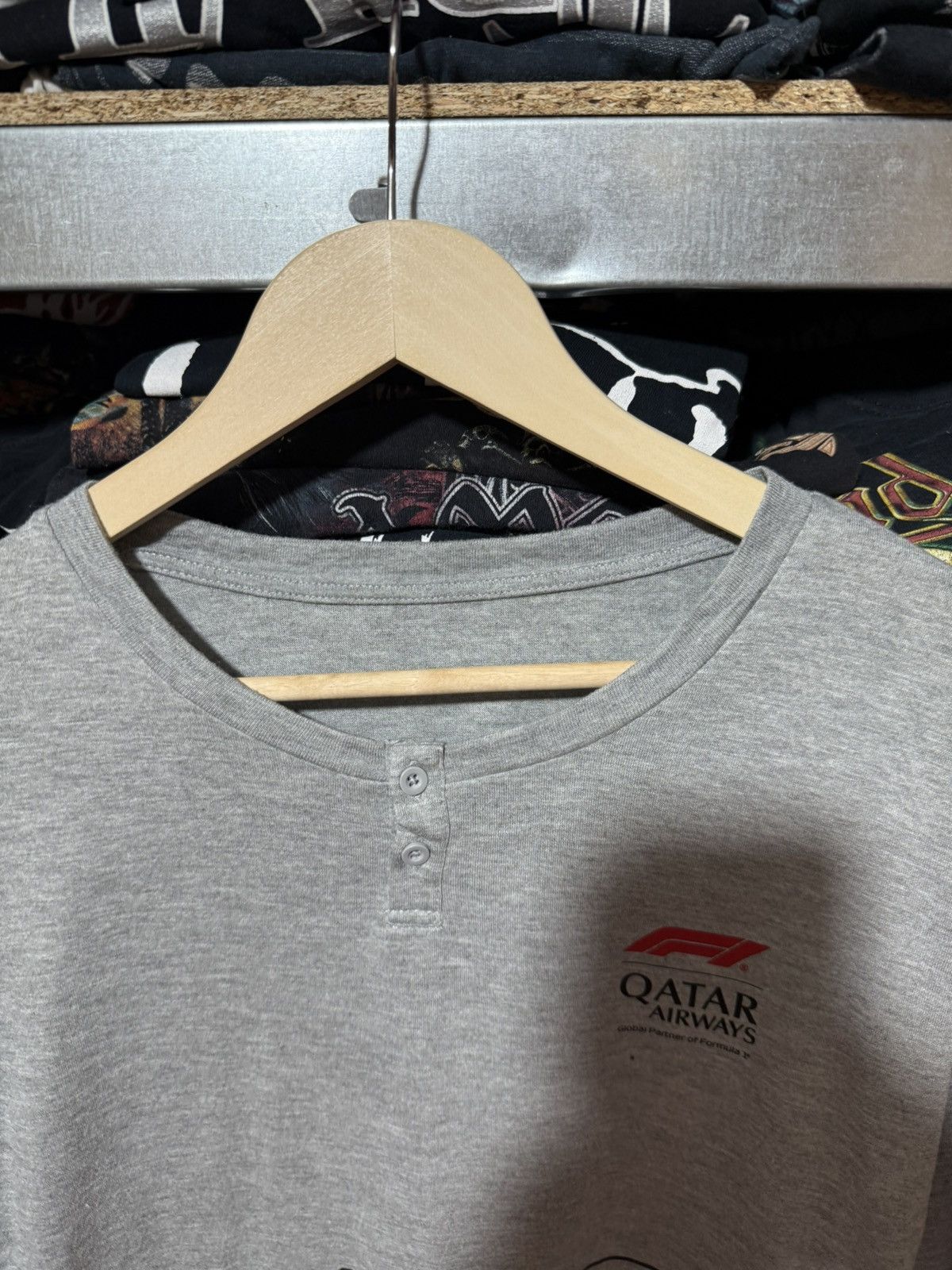Formula 1 Rare Quatar Airways Formula 1 Racing Long Sleeve T-Shirt Size US L / EU 52-54 / 3 - 5 Thumbnail