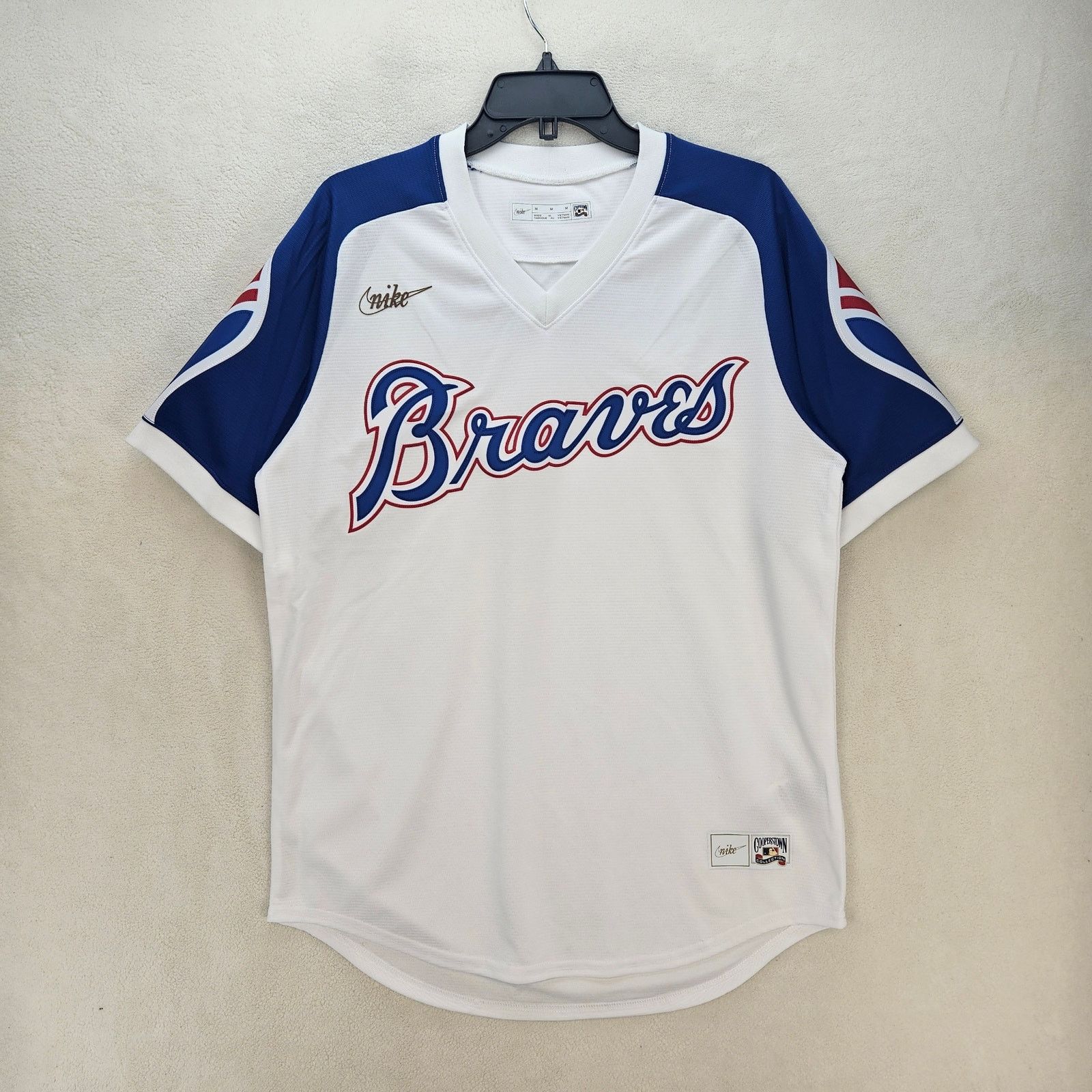 Nike NIKE x ATLANTA BRAVES MEN'S MEDIUM BASEBALL JERSEY WHITE BLU Size US M / EU 48-50 / 2 - 1 Thumbnail
