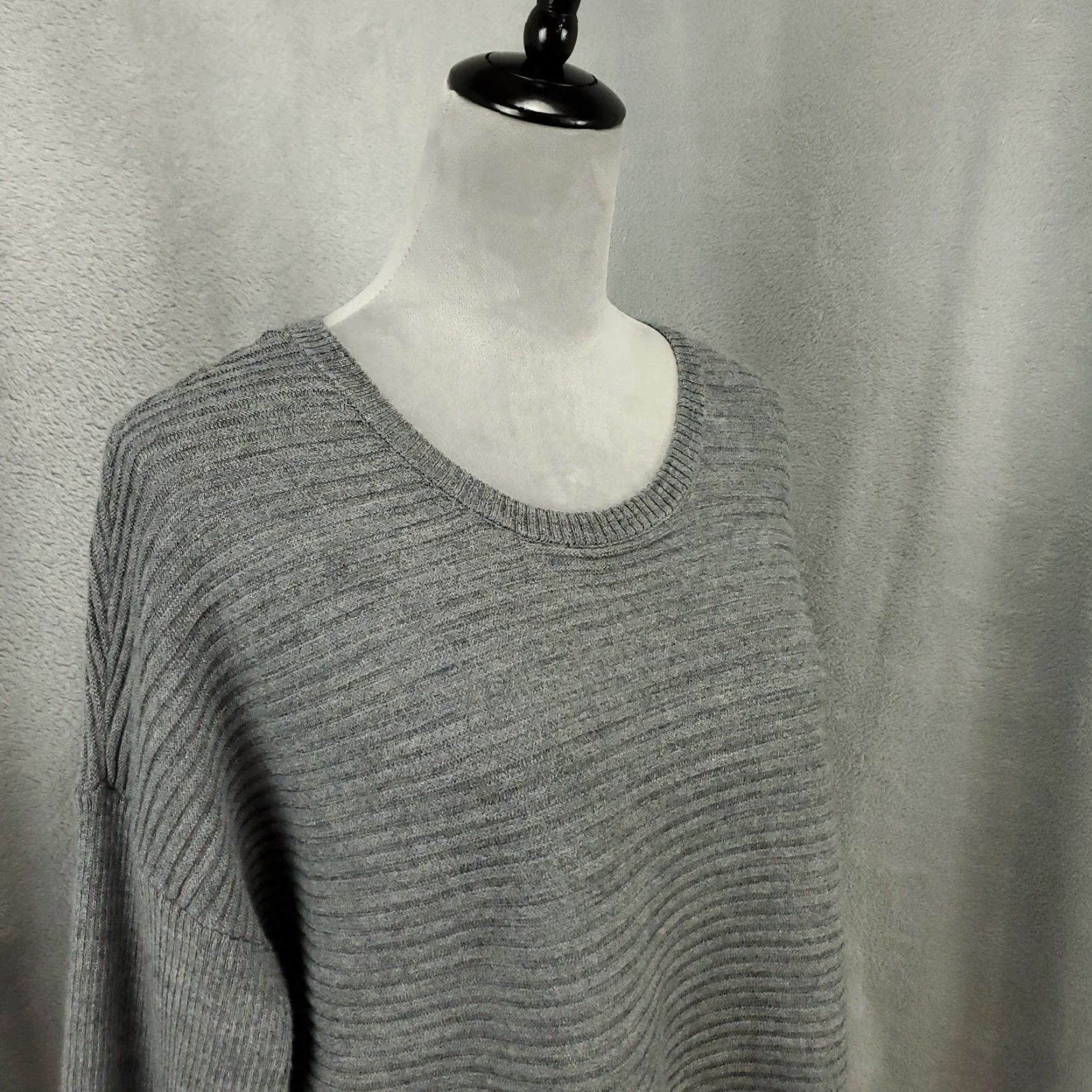 Vintage Tahari Womens Sweater Size 2X Gray Ribbed Button Back Accent Tunic Knit Top Size XXL / US 16-18 / IT 52-54 - 6 Thumbnail