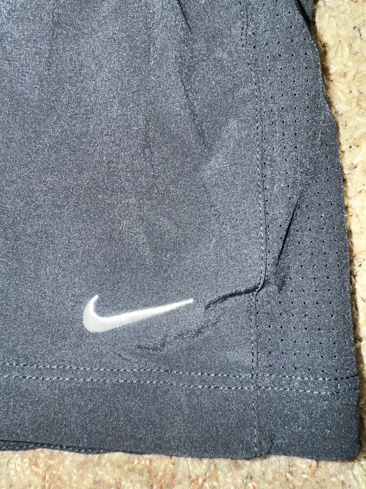 Nike Nike Women’s Woven Dri-Fit Training Shorts Size 26" / US 2 / IT 38 - 3 Thumbnail