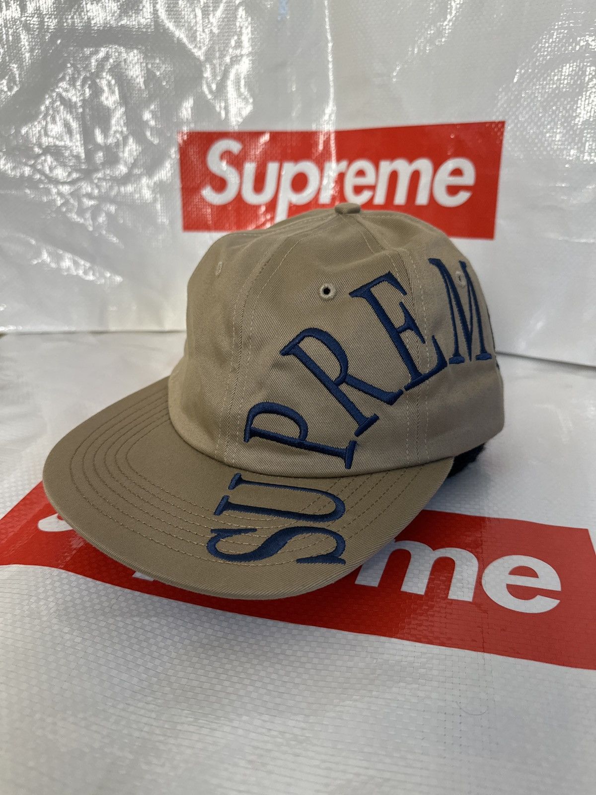 Supreme SS18 Metallic Arc Embroidered selling Logo Adjustable 6-panel Black Cap New