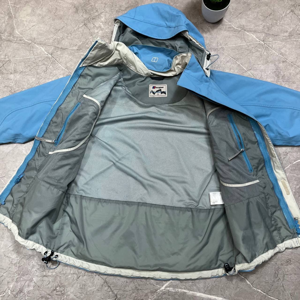 Berghaus Vintage Berghaus AquaFoil Blue Gorpcore Windbreaker Jacket Size US S / EU 44-46 / 1 - 15 Thumbnail